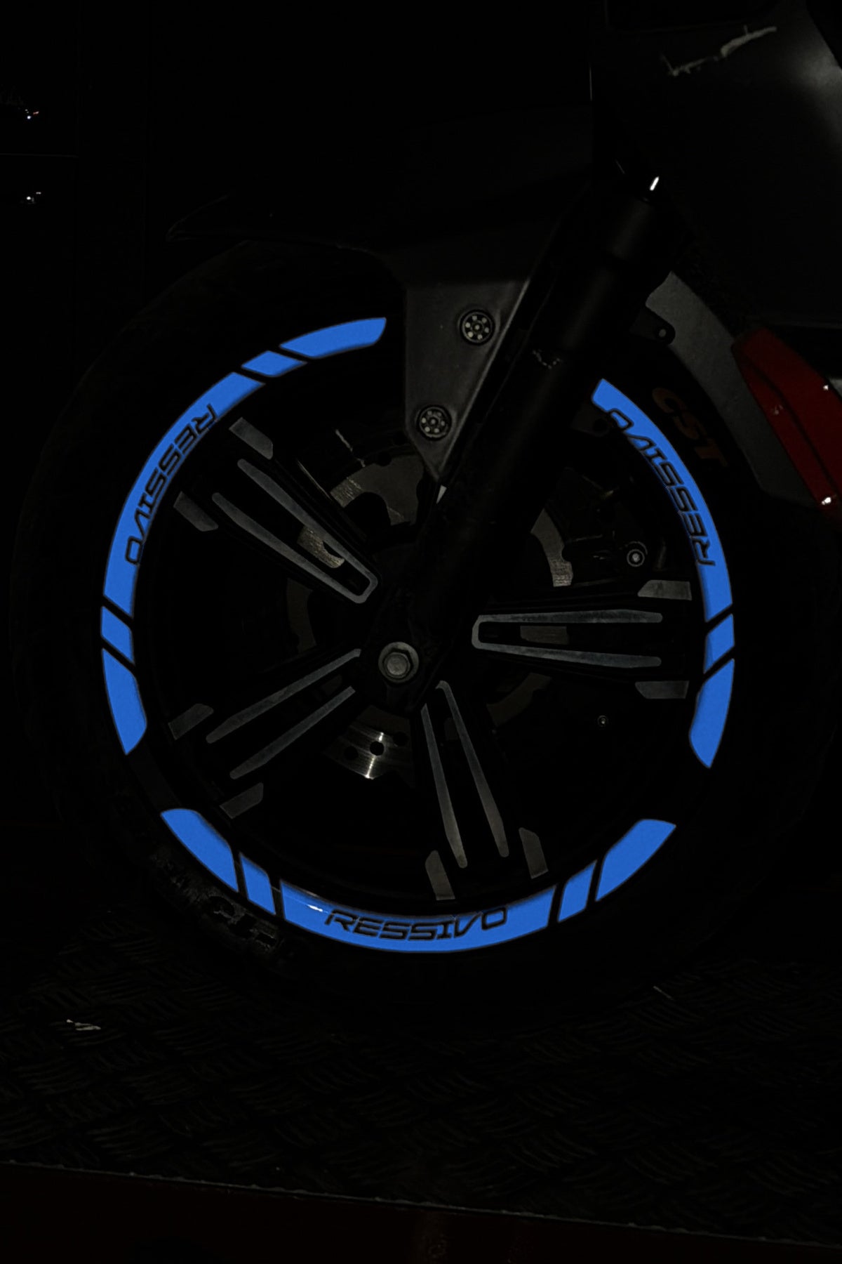Mondial Ressivo Scooter için Reflektörlü 12 Parça Jant Şeridi Sticker Seti (Ön ve Arka Yeterli)