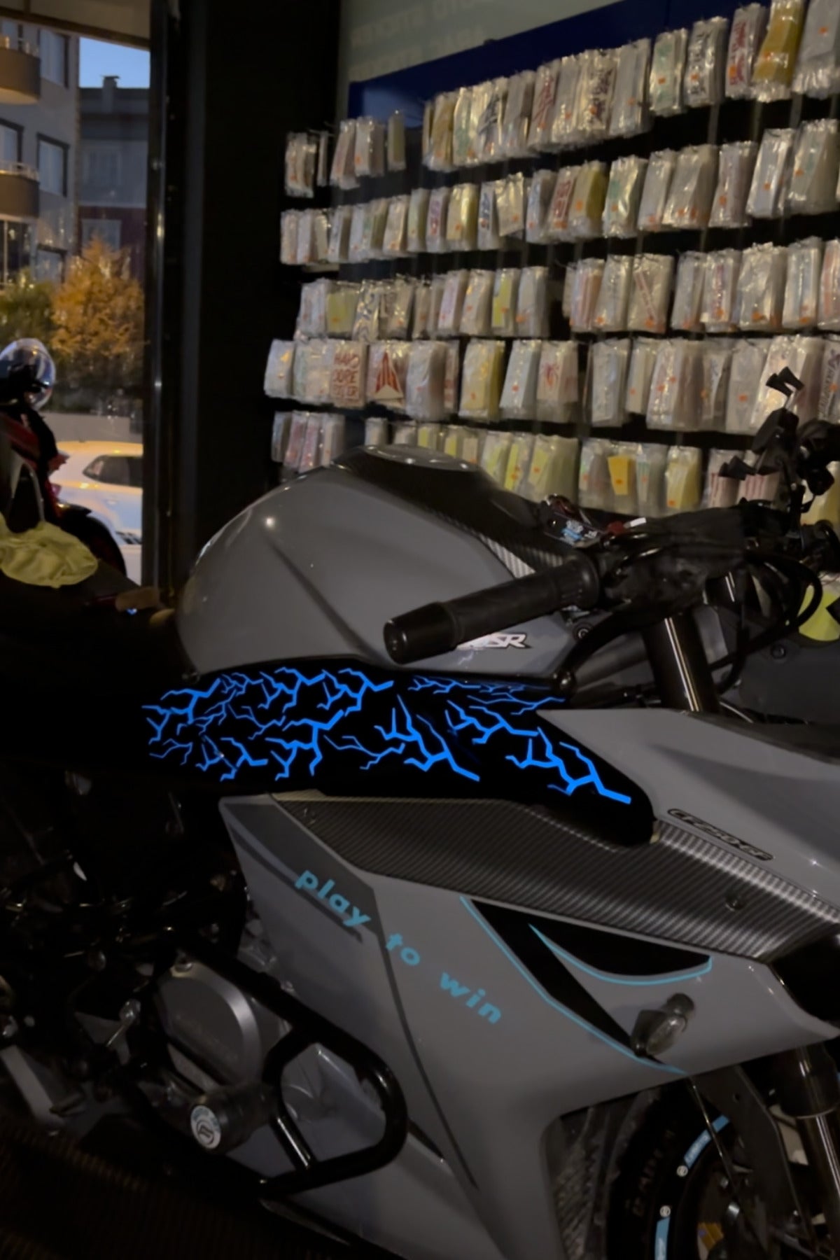 Motor-Kask ve Araba için Işıkta Parlayan Reflektörlü Mavi Parçalı Şimşek Sticker Etiket (16 Parça)