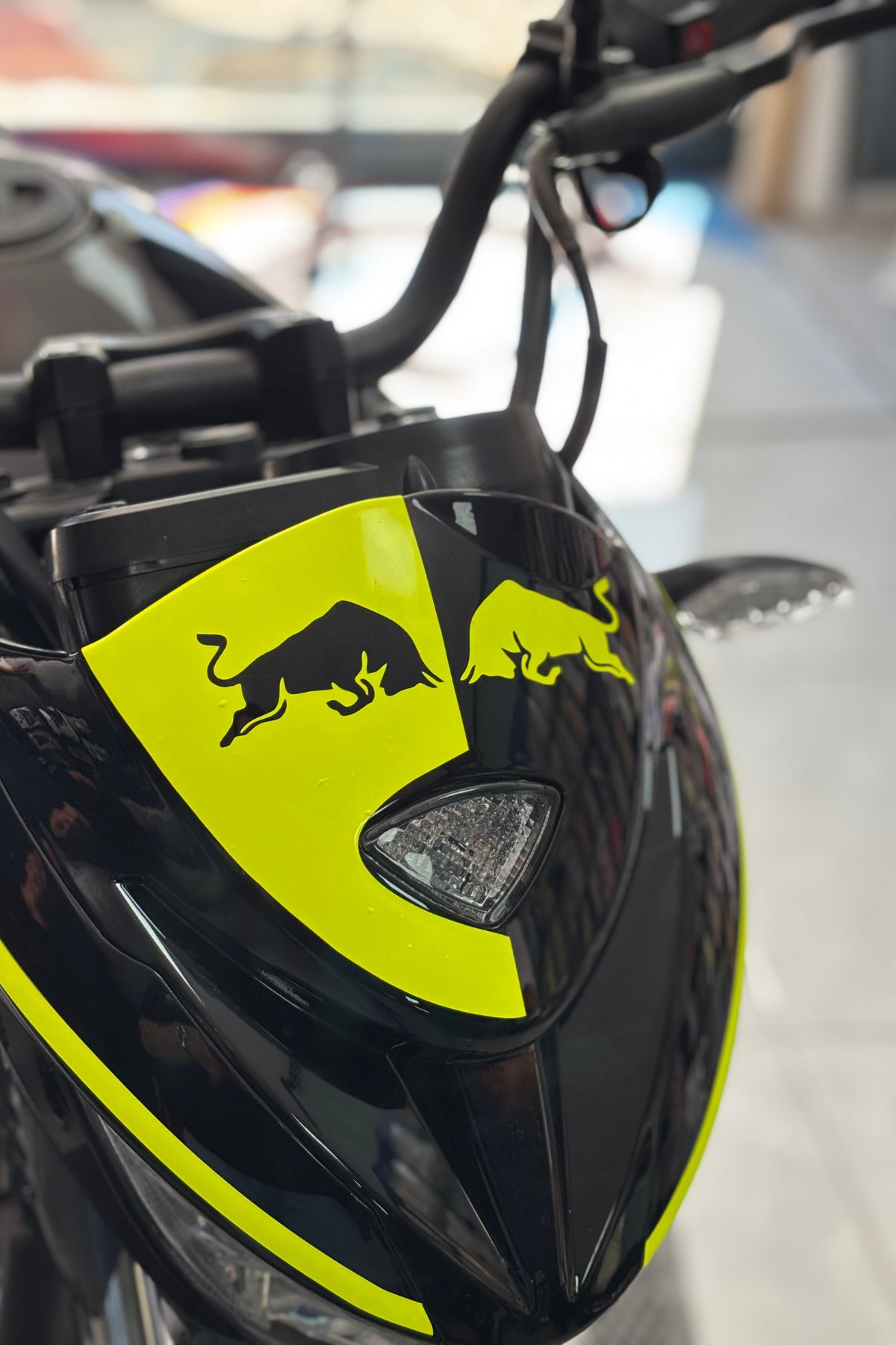 Mondial Drift-L için Boğa Enerji Desenli Neon Sarı Kafa Sticker