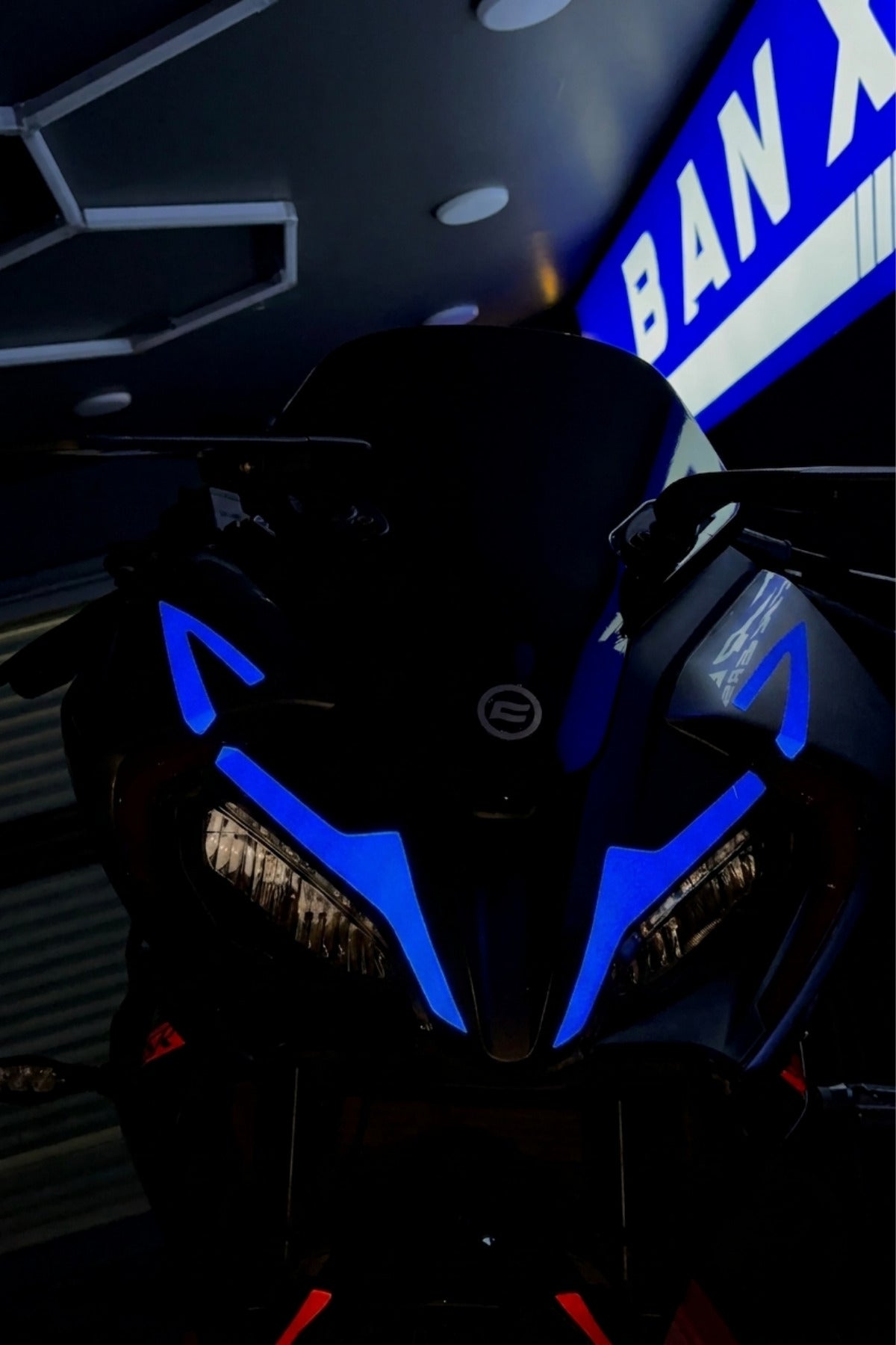 CFMOTO SR250 için Reflektörlü Far Kaşı Sticker Etiket Seti
