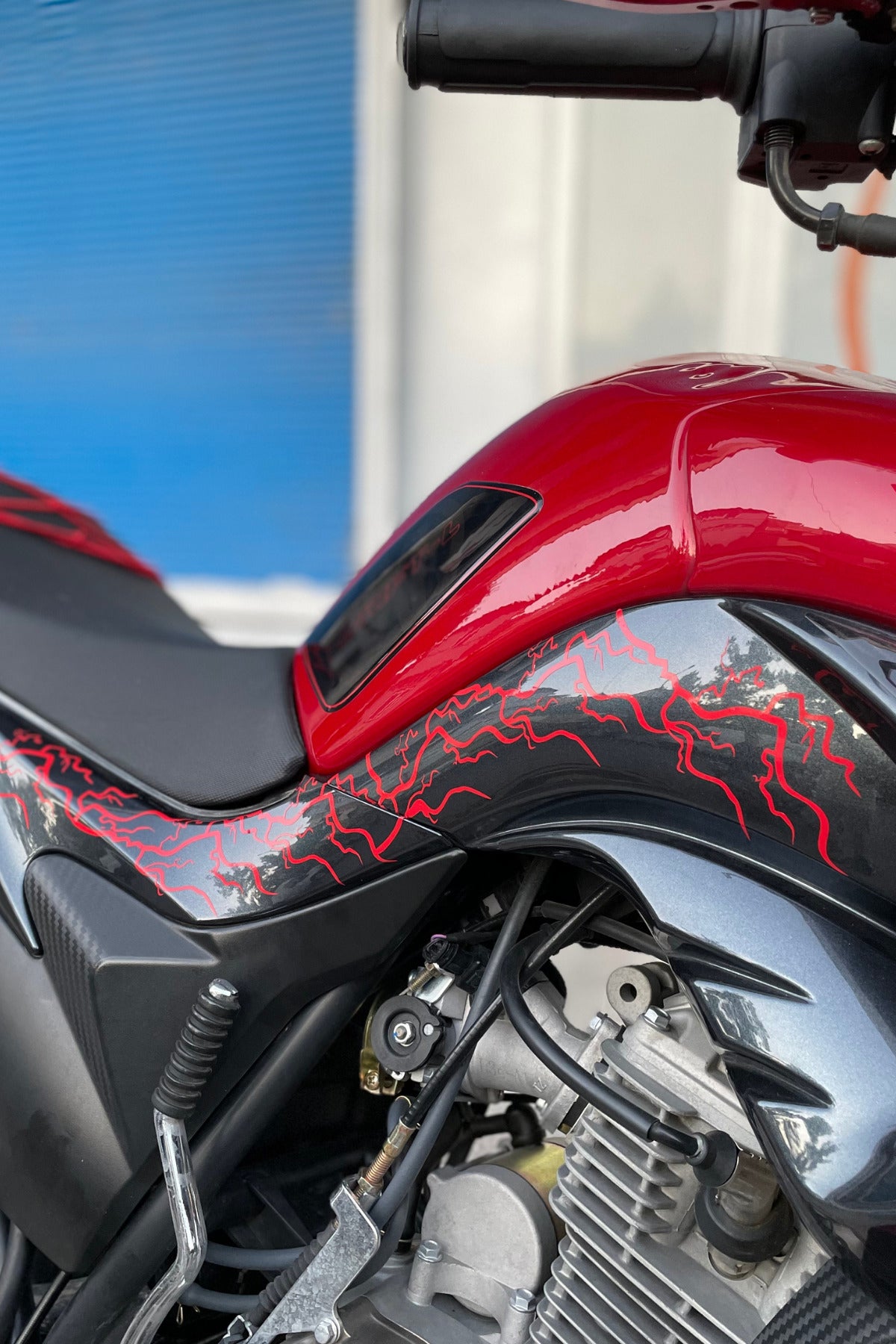 Motor-Kask için Kırmızı Yıldırım Şimşek Sticker Seti (8 Parça Yıldırım) Tüm Motorlara Uyumlu Sağ-Sol