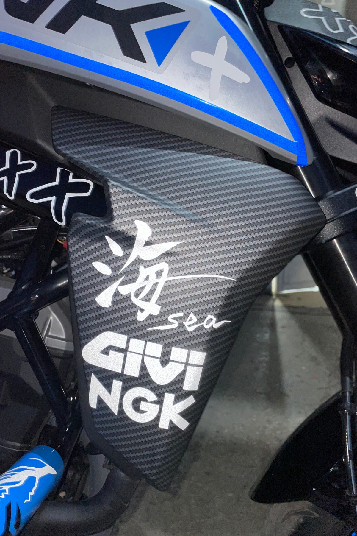 CF MOTO NK250 için Beyaz Reflektörlü Gece Parlayan Sponsor Kaplama (1 Adet)