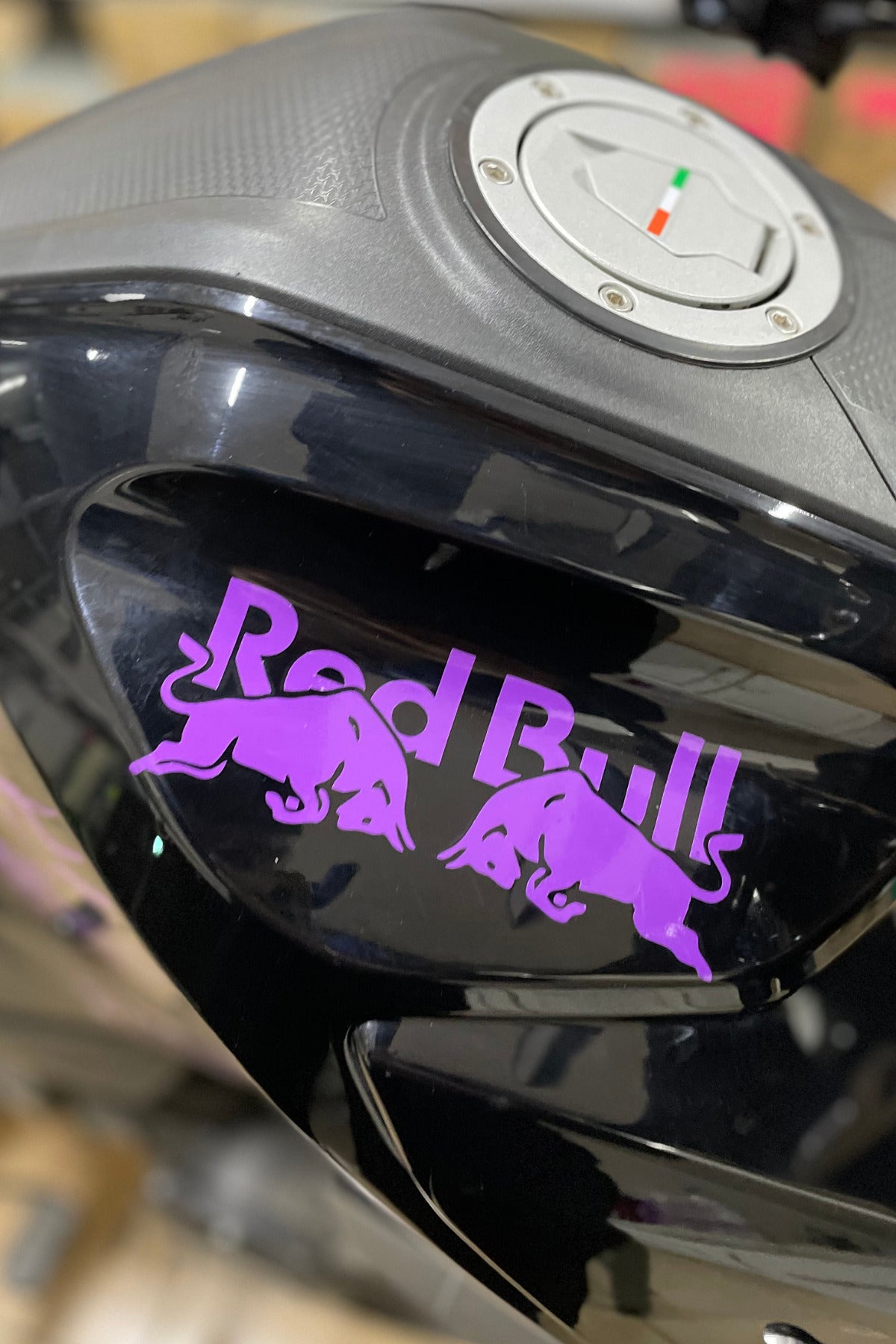 Motor-Araba-Kask için Oracal Mor Renk Boğa Enerji Sticker Etiket (15CMx6CM) (1 Adet)