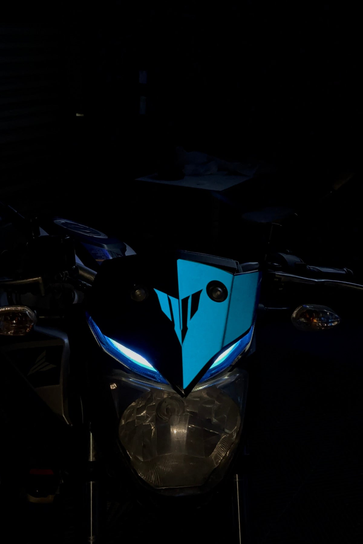 Yamaha MT-25 için MT Logolu Kafa Detay Reflektörlü Sticker (Gece Flaşla Parlar)