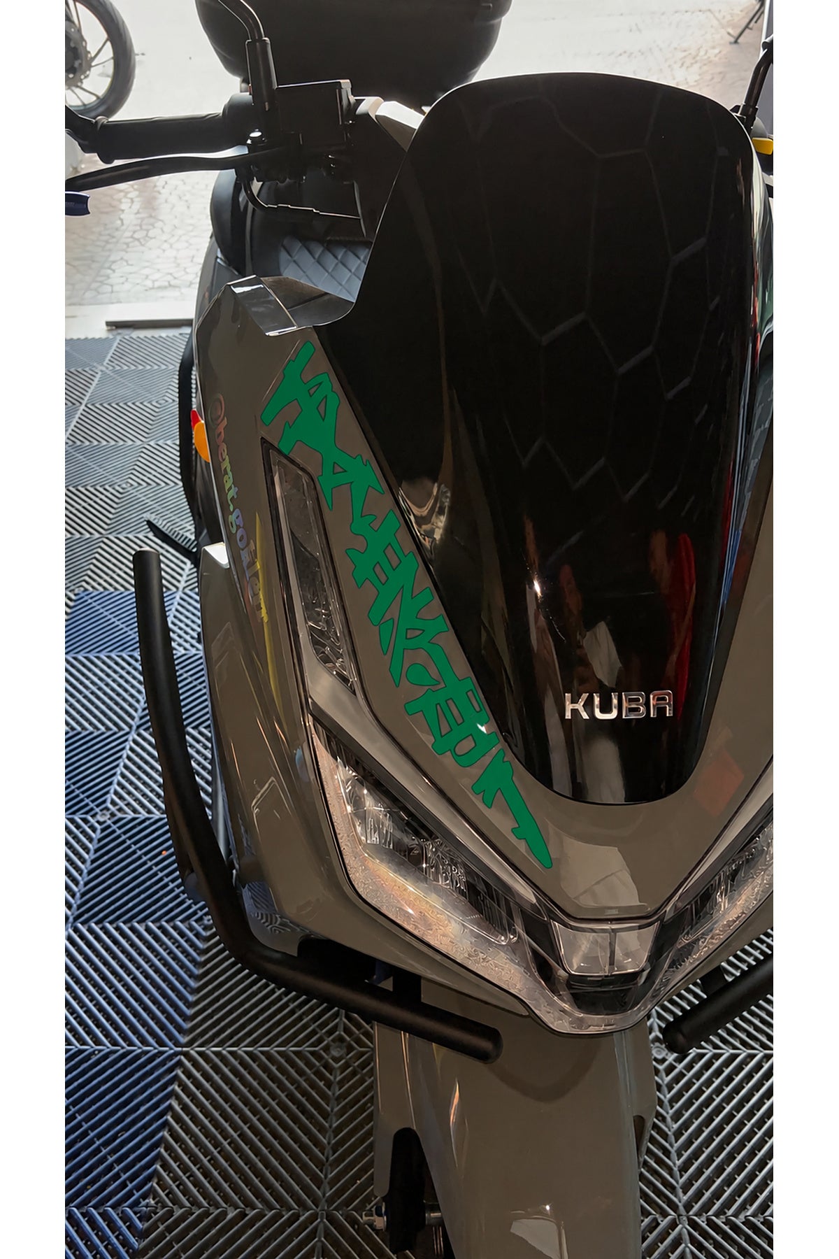 Kuba XRS 50 Scooter için REFLEKTÖRLÜ Far Üstü Tribal Desen Sticker (1 Adet)