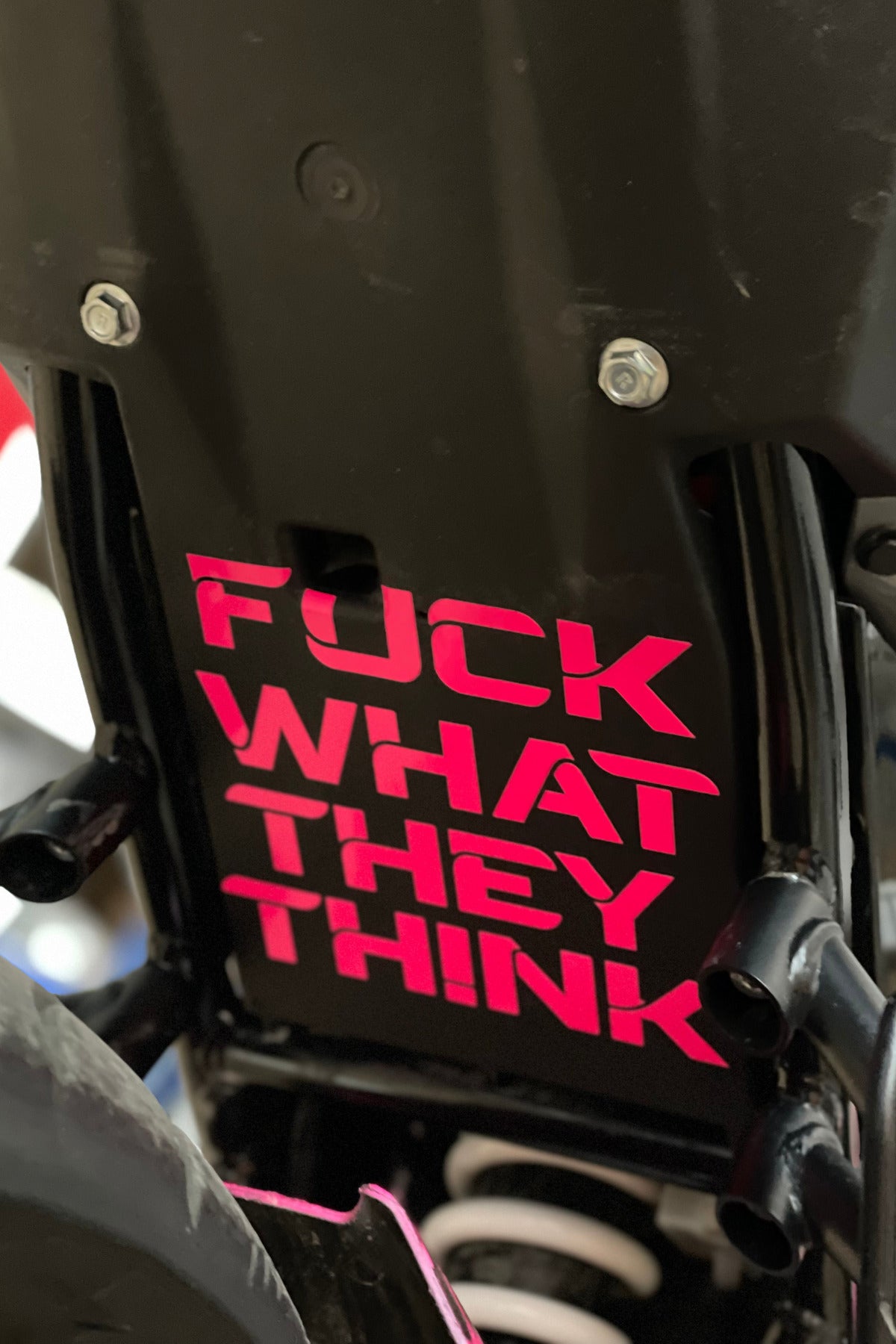Motor ve Sele Altı için Neon Pembe  F'ck What They Think Sticker Etiket 14CMx12CM (1 Adet)
