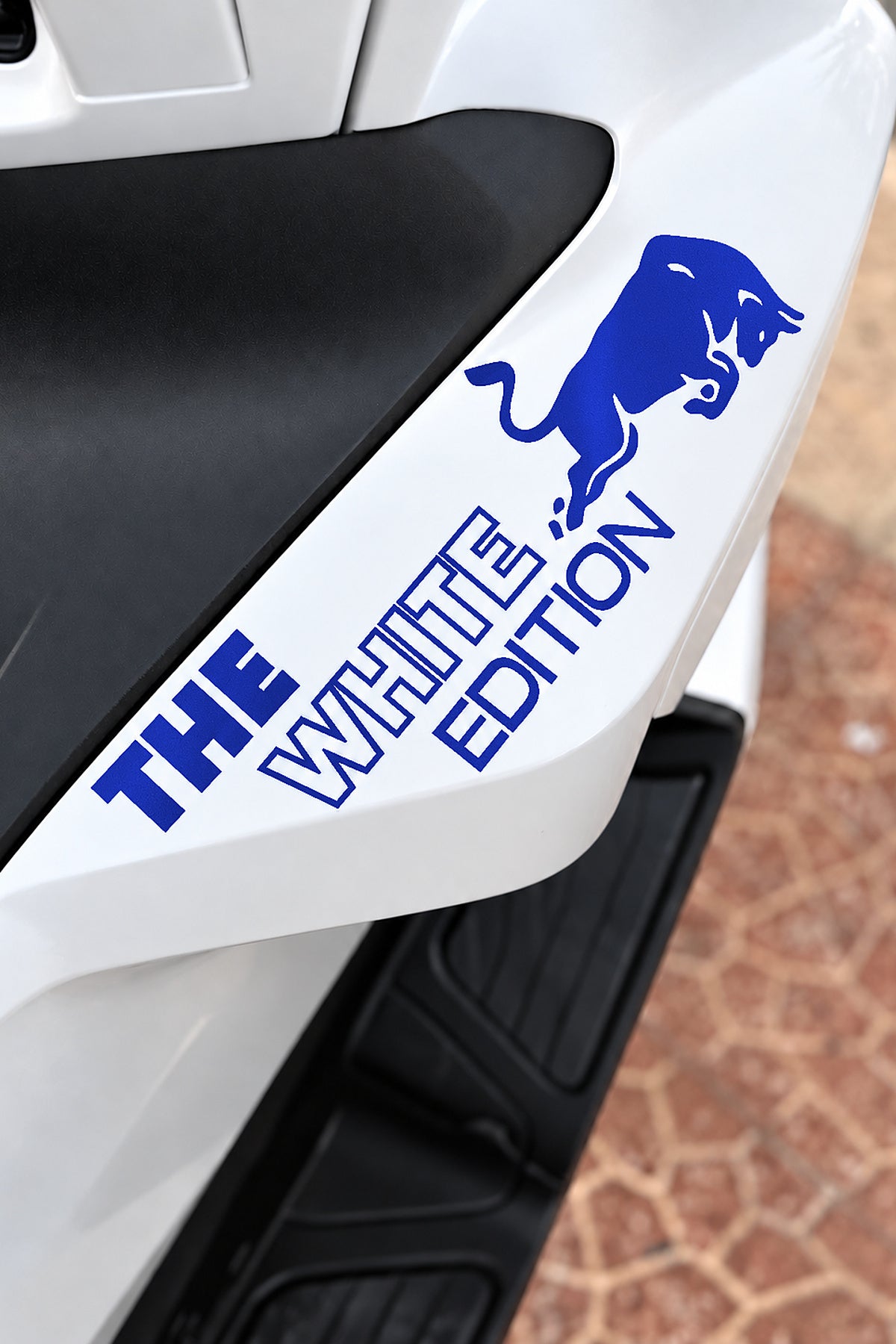 Honda PCX için The White Edition Boğa Enerji Sticker Etiket (1 Adet)