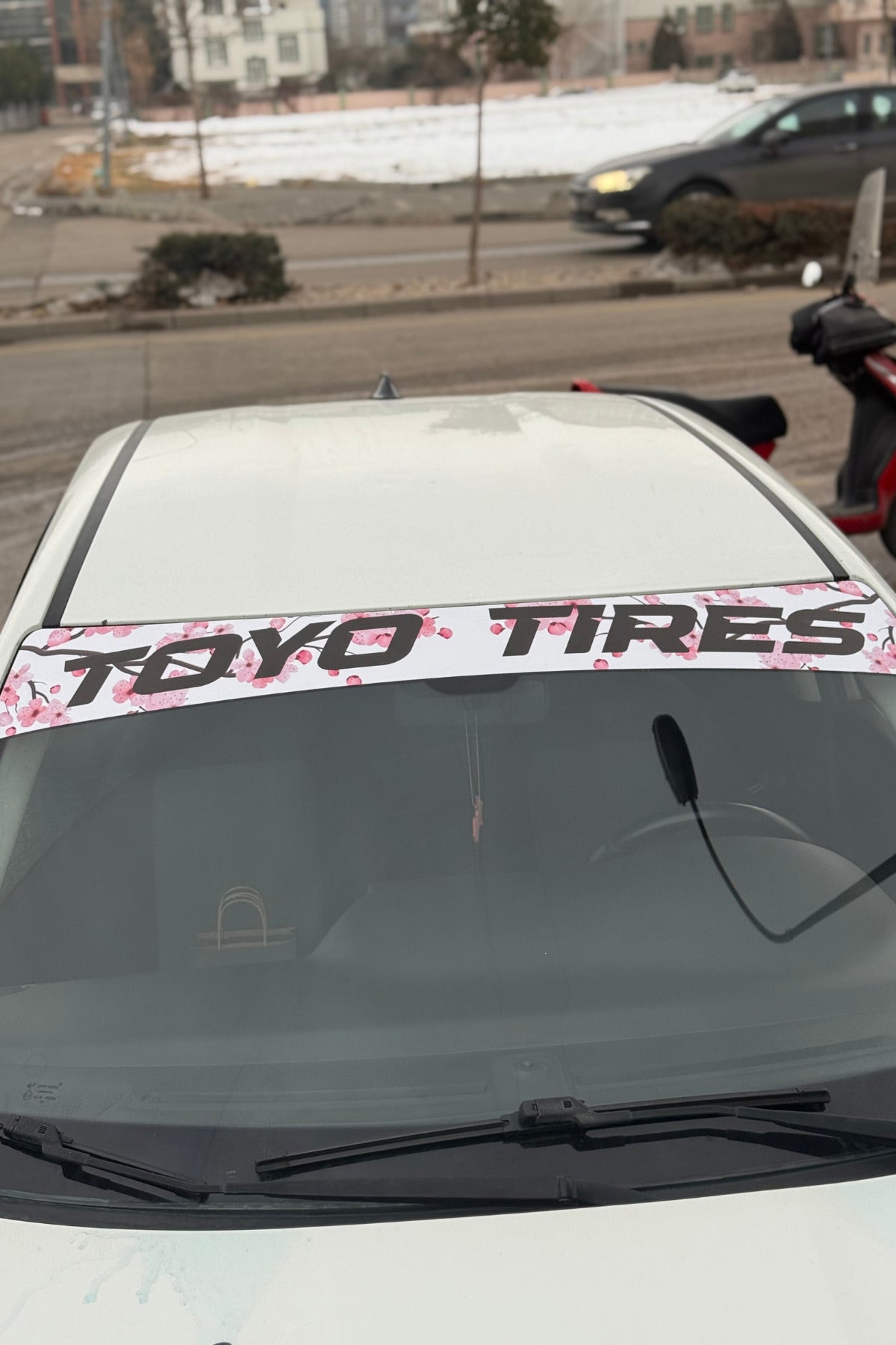 Ön Cam Sakuralı Toyo Tires Güneşlik Sticker (Tüm Araçlara Uyumludur)