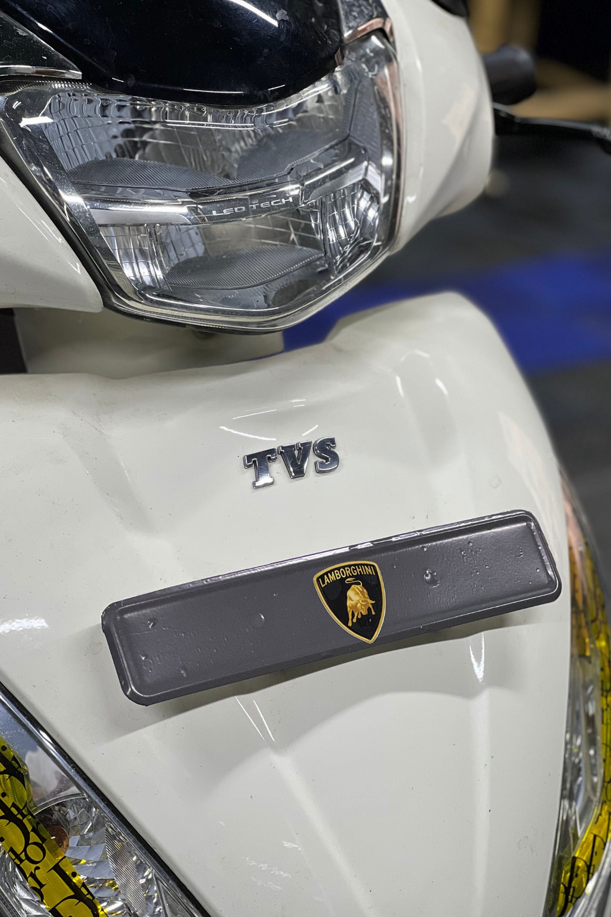TVS Jupiter 125 Ön Plakası için Bayrak ve Desenli Sticker