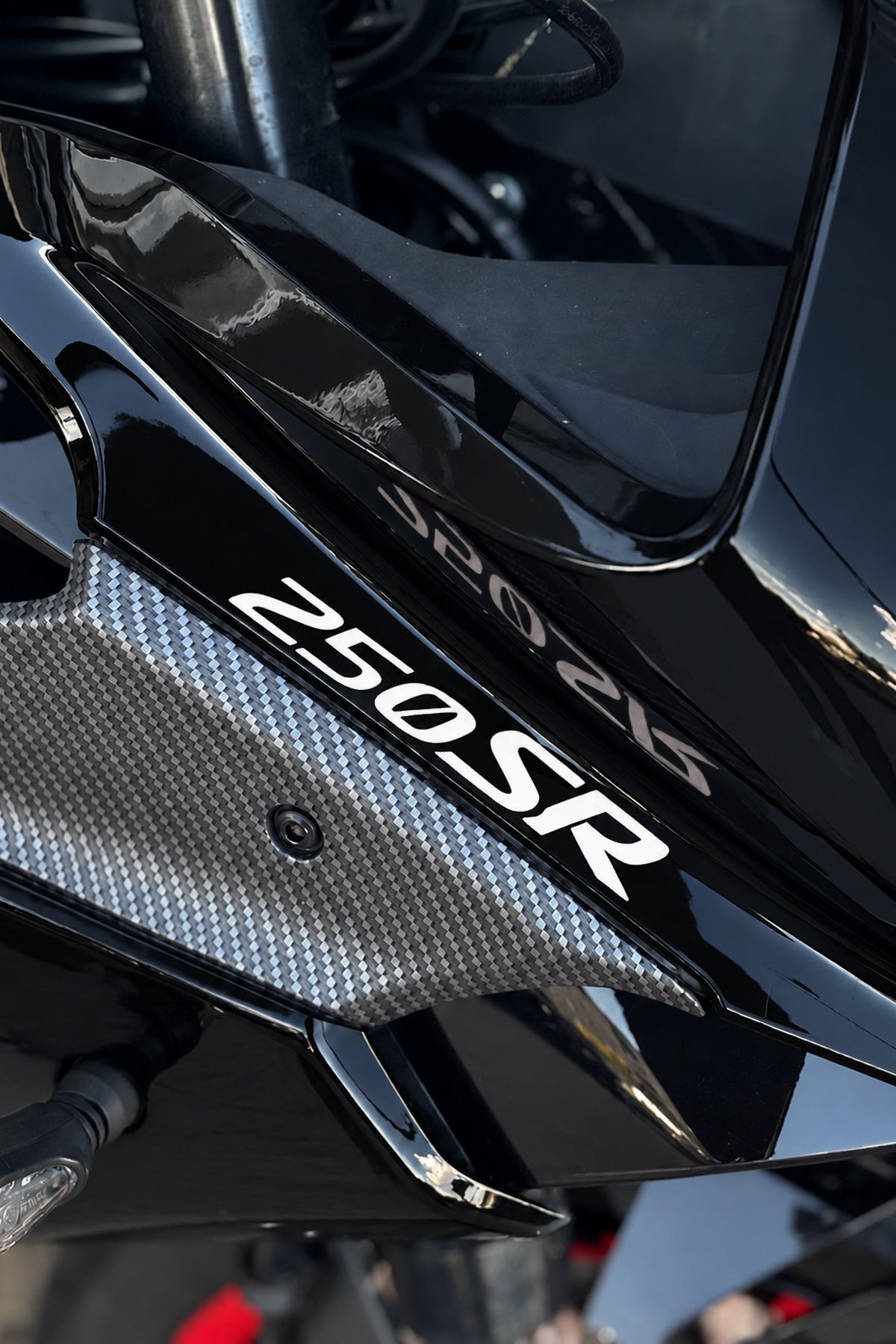 CFMOTO SR250 için Ön Grenajlar için Orijinal 250SR Yazı Sticker Etiket (12CMx2CM) (2 Adet)