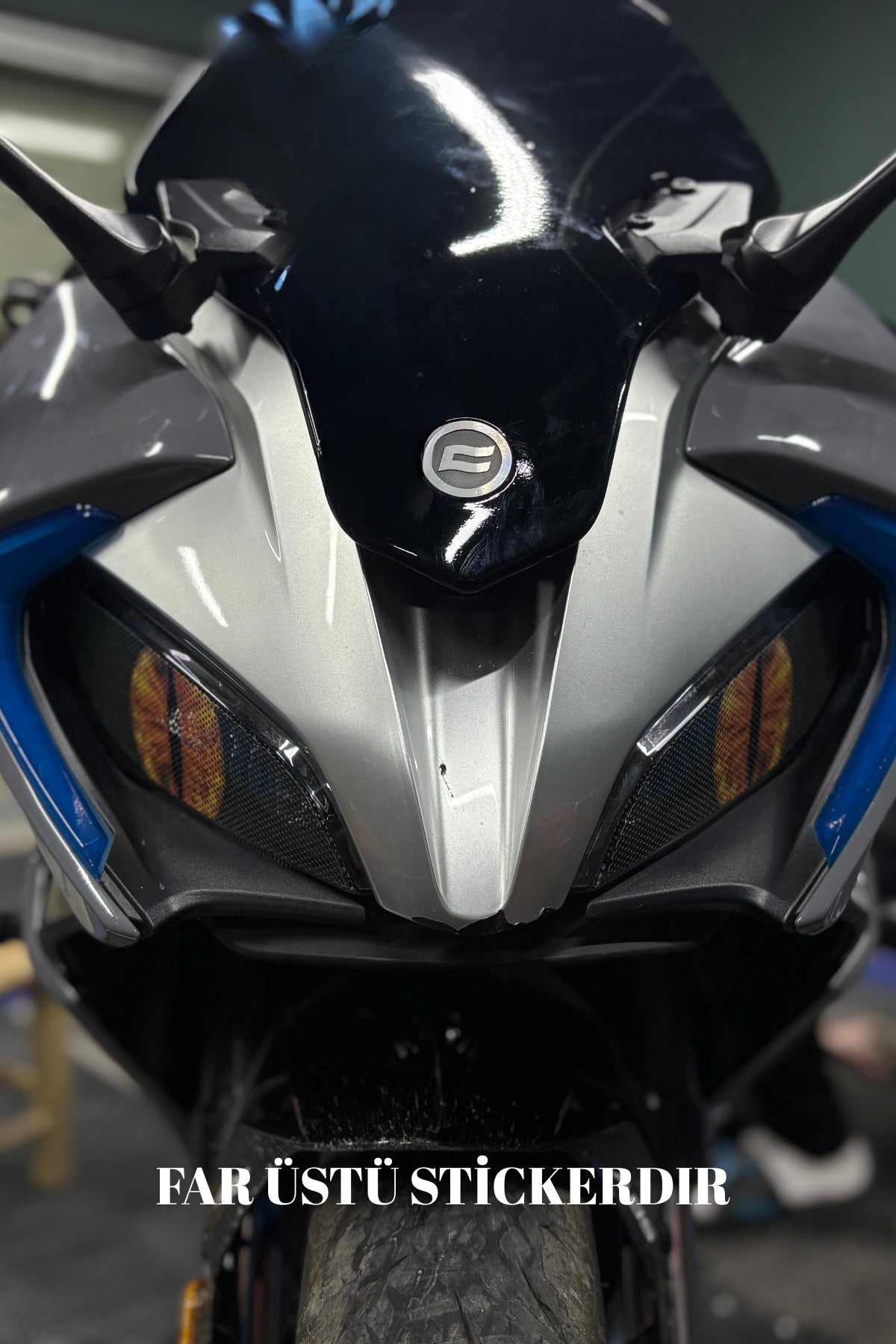 CFMOTO SR250 için Delikli Far Üstü Sticker Seti Aydınlatma Engellemez(Sağ ve Sol)