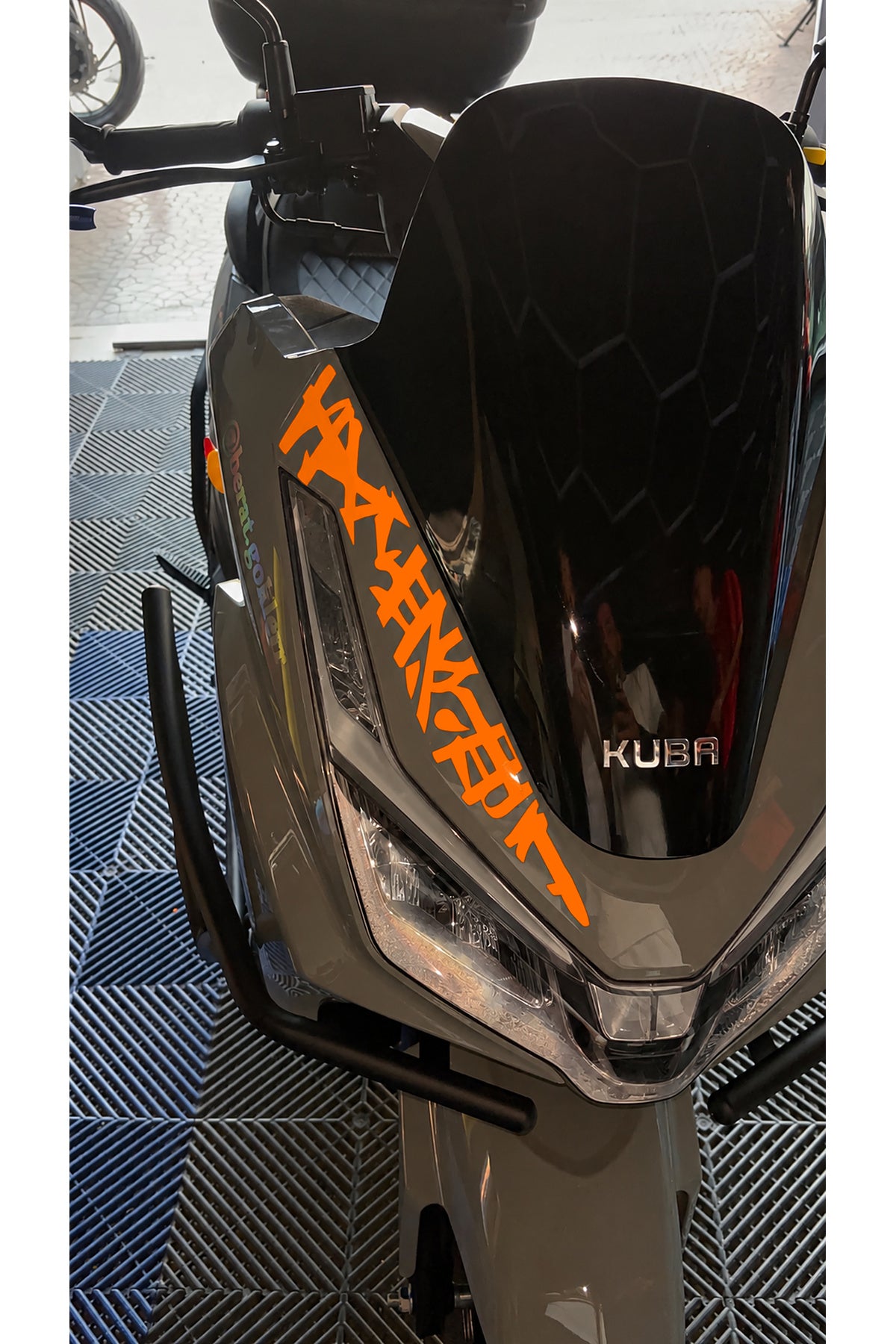 Kuba XRS 50 Scooter için REFLEKTÖRLÜ Far Üstü Tribal Desen Sticker (1 Adet)