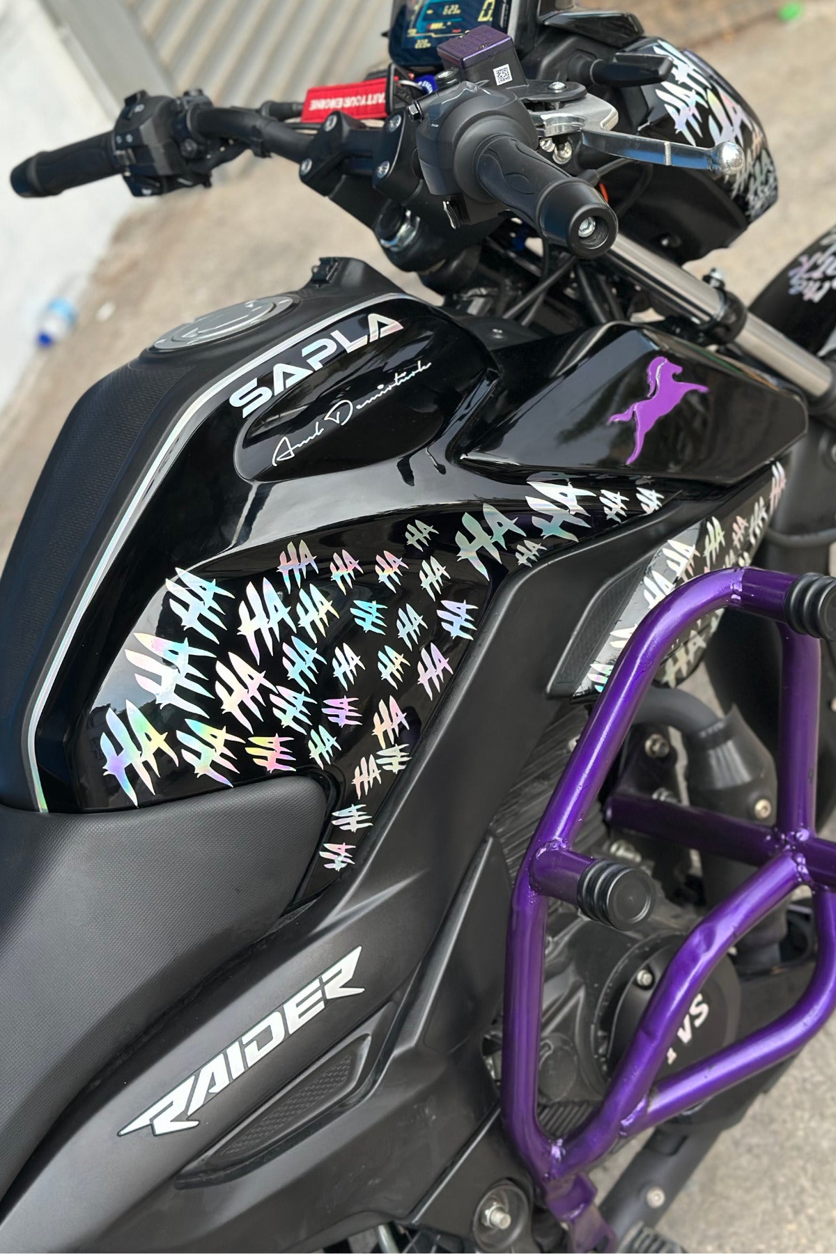 Motor ve Kask İçin Hologramlı Parlayan Eğik Hahaha Sticker Etiket 15 cmx30 cm