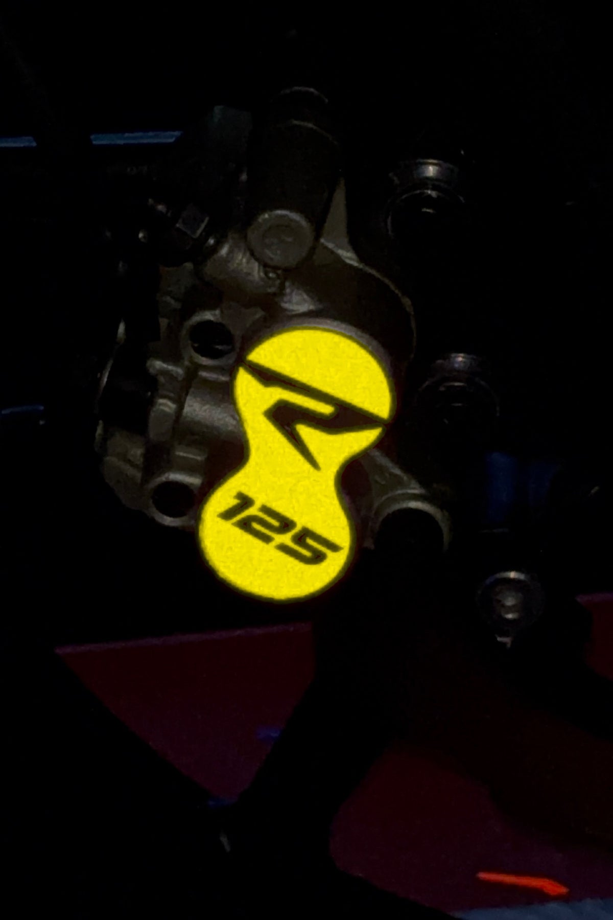 TVS Raider 125 için Reflektörlü Ön Disk Kaliperine Uyumlu R 125 Yazılı Kaliper Sticker Etiket