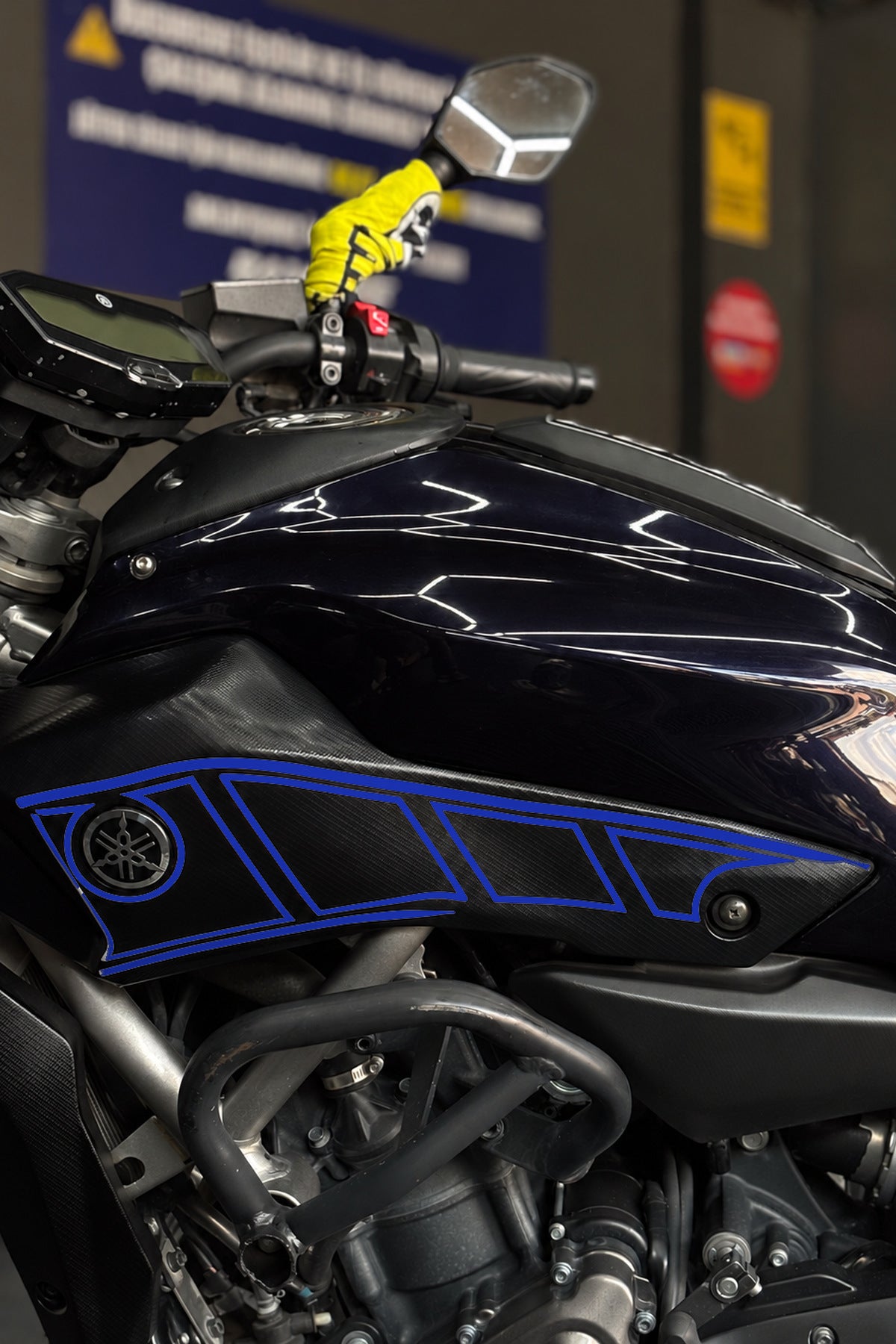 Yamaha MT-07 için Yan Panel için Boşluklu İnce Çizikli Sticker Seti (Sağ ve Sol )