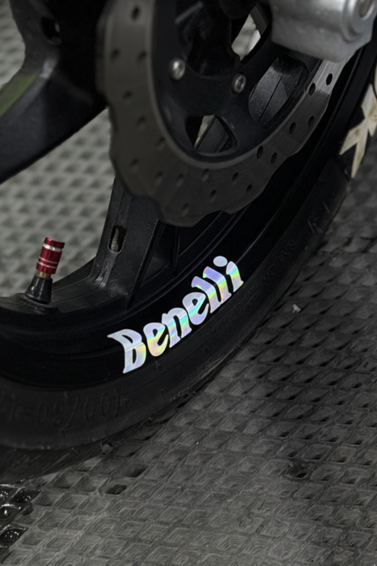Benelli Motor Grubu için Benelli Jant içi Yazı Sticker Seti (4 Parça)