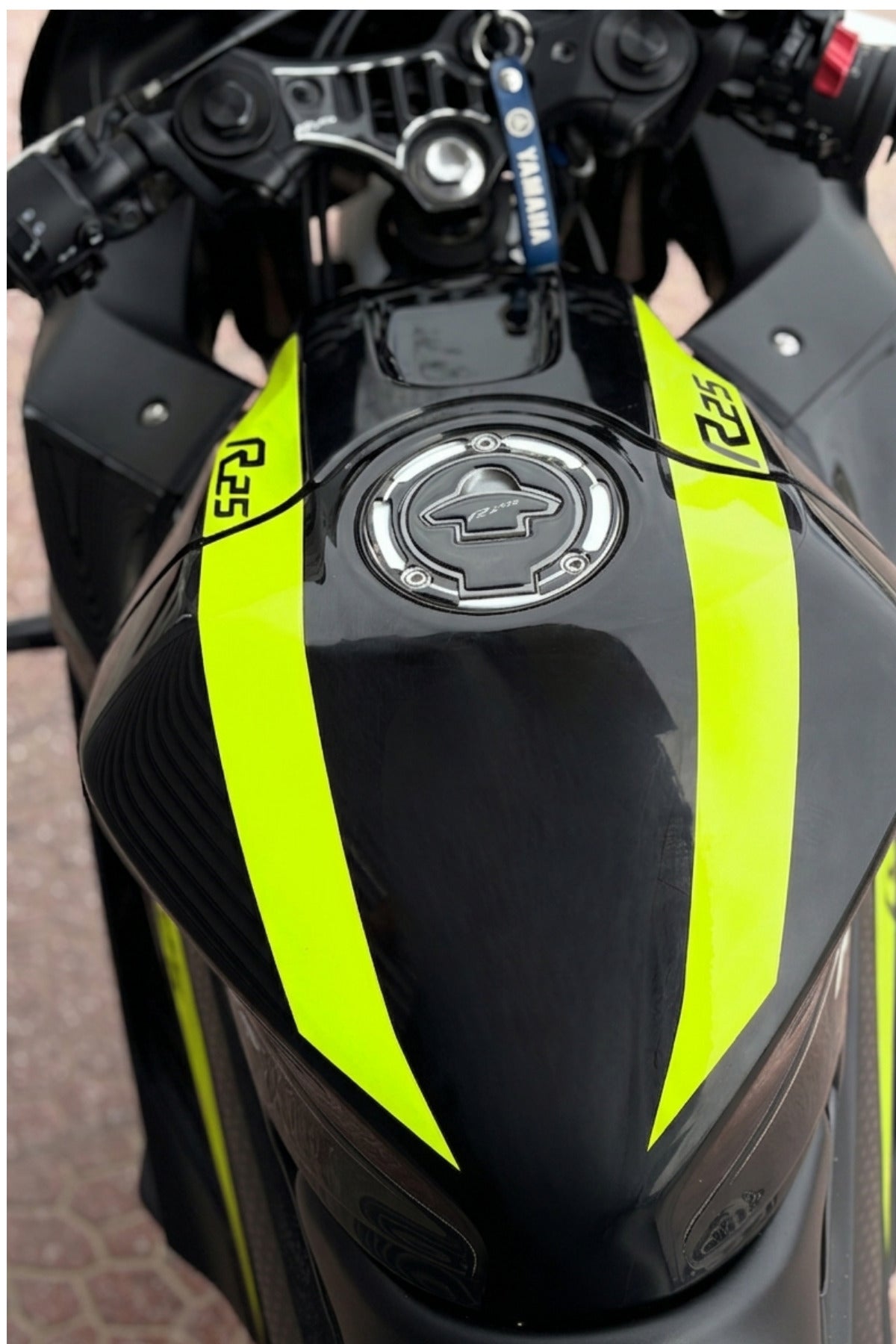 Yamaha R25 için Depo Üstü Kordon Sticker Seti (Sağ ve Sol) (2019-2020-2021-2022-2023-2024)