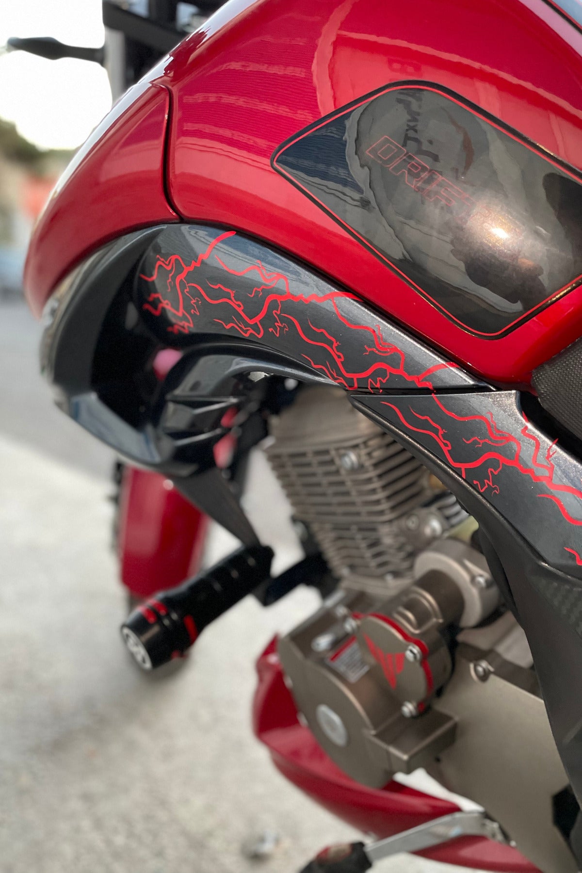Motor-Kask için Kırmızı Yıldırım Şimşek Sticker Seti (8 Parça Yıldırım) Tüm Motorlara Uyumlu Sağ-Sol