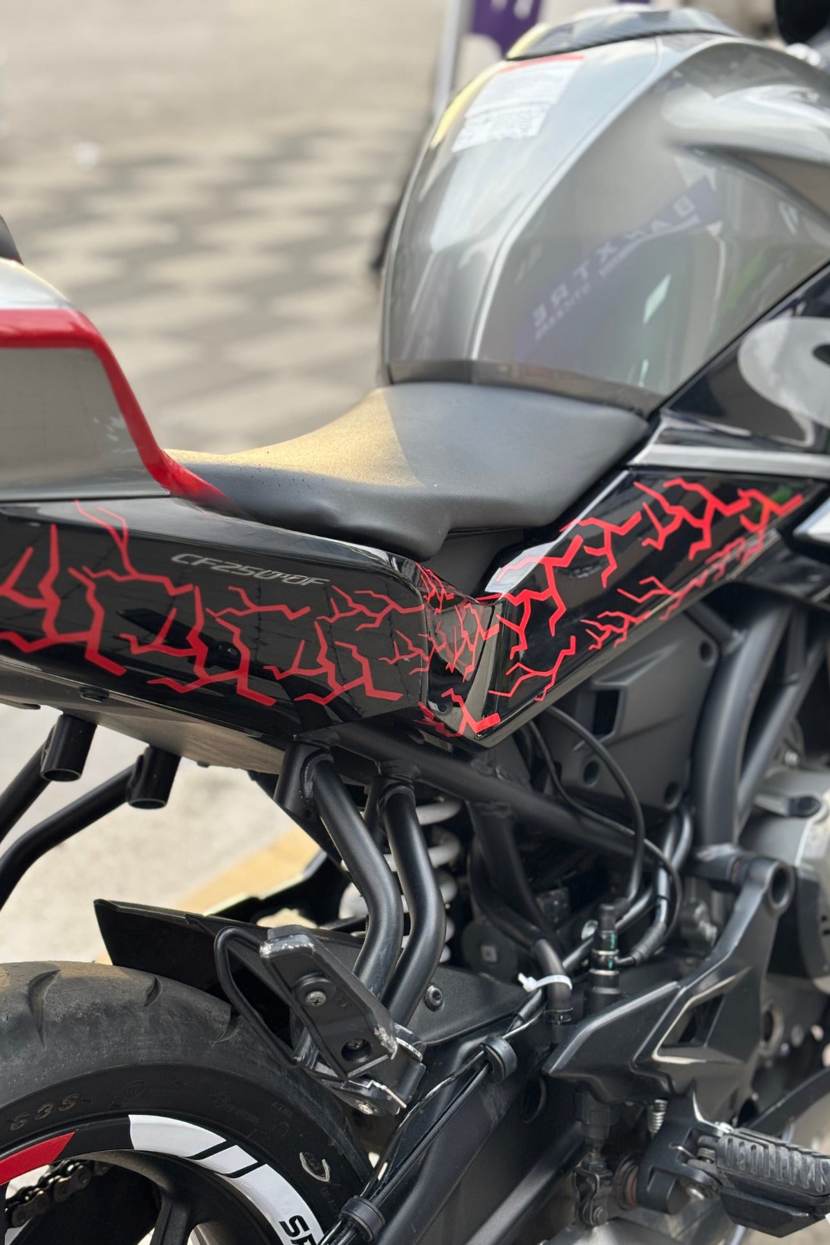 Motor ve Kask için Kırmızı Renk Parçalı Yıldırım-Şimşek Seti (32'li)