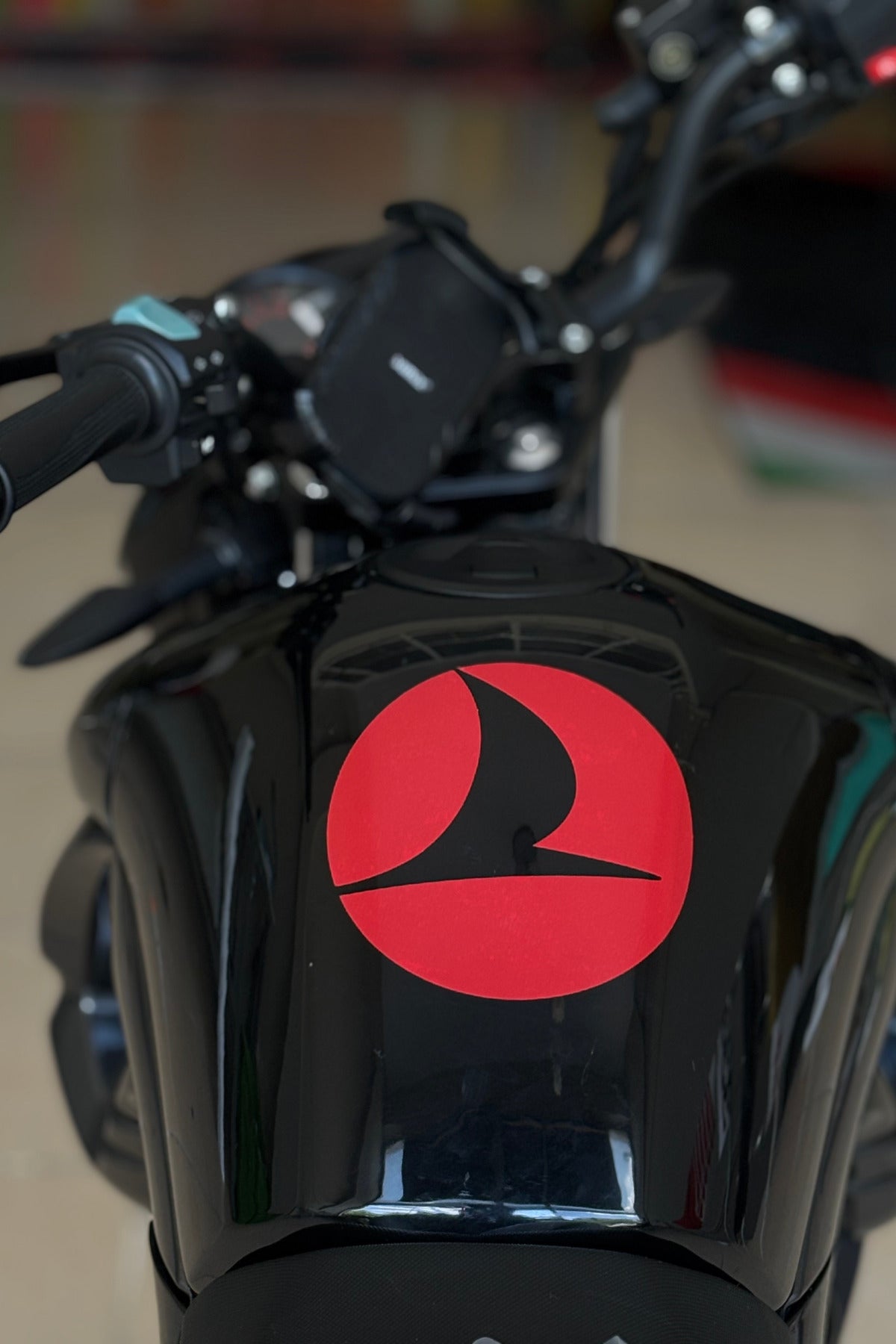 Motor ve Araba için THY Logo Kırmızı Sticker Etiket (15CMx15CM) (1 Adet)