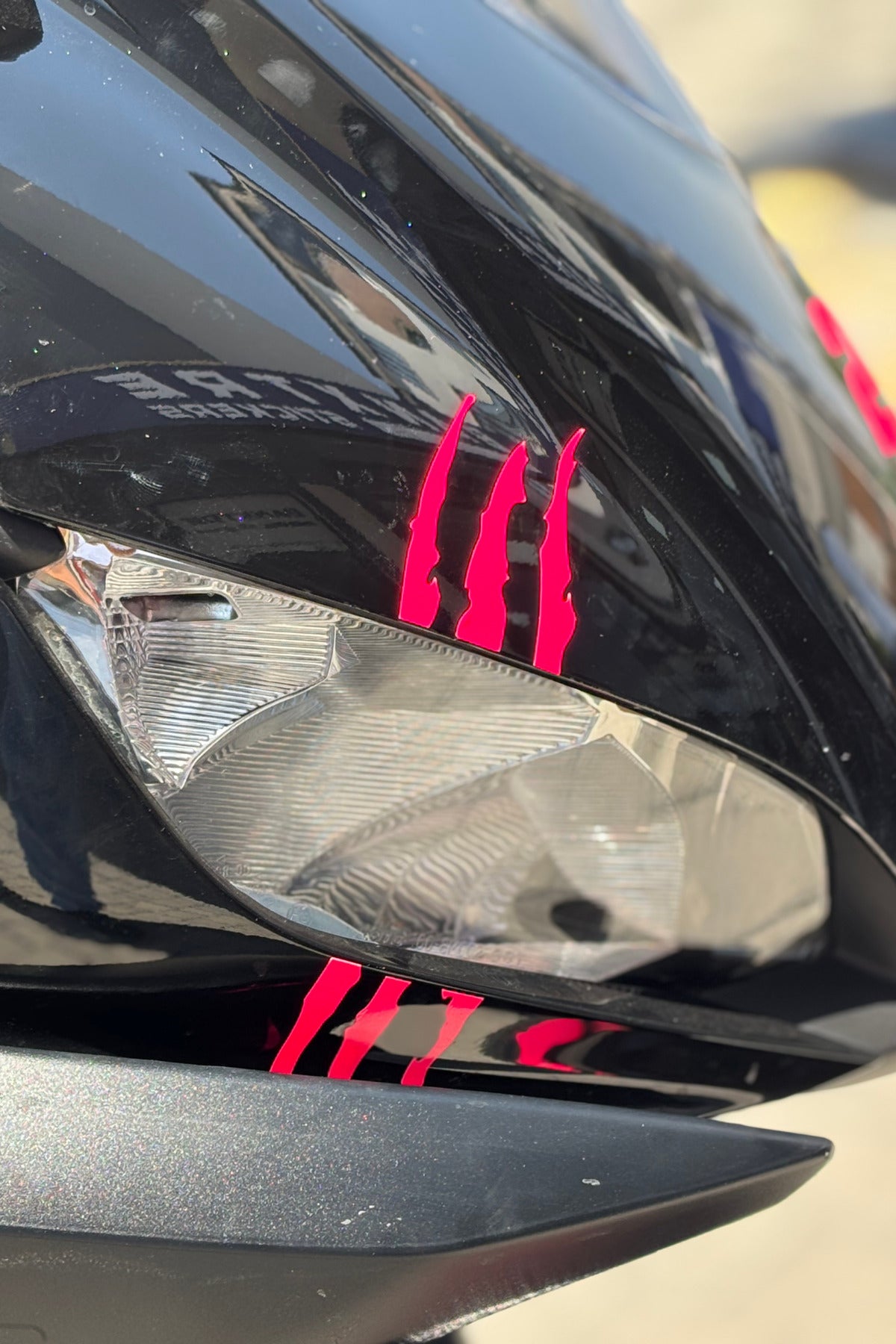 Kask ve Motor için Pembe Renk Pençe İzi Sticker Etiket