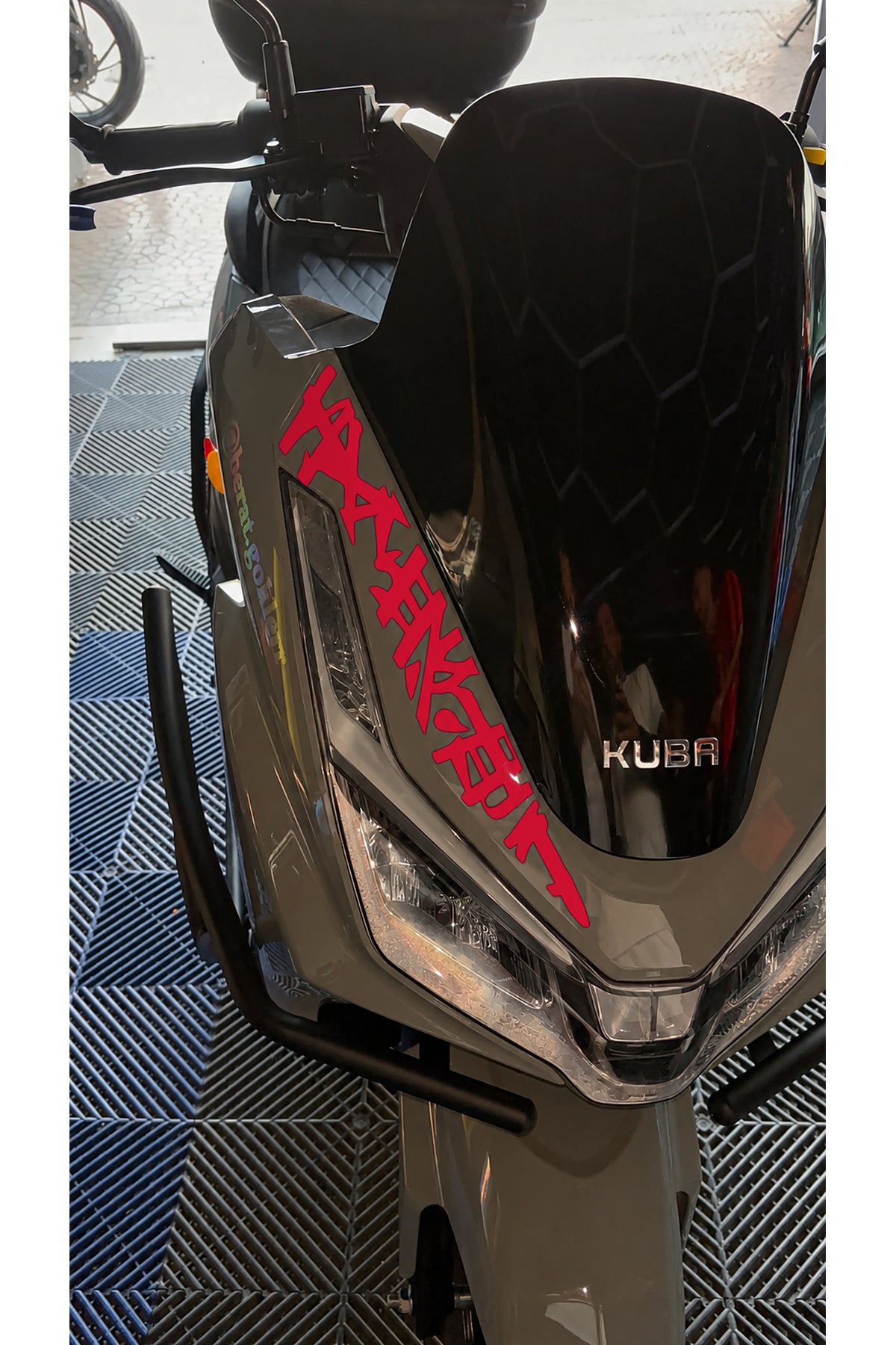 Kuba XRS 50 Scooter için REFLEKTÖRLÜ Far Üstü Tribal Desen Sticker (1 Adet)