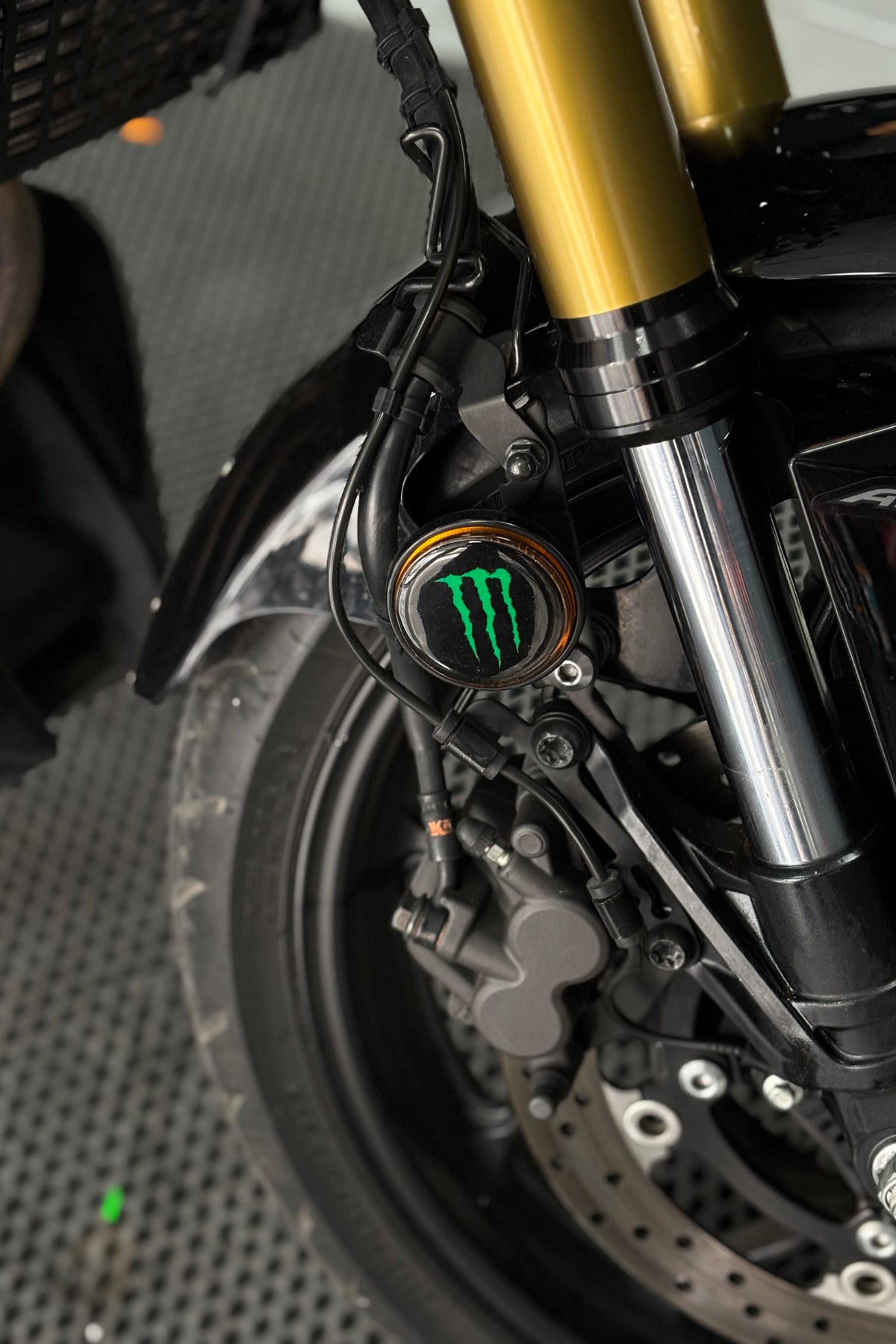 Motosiklet ve Kedigözü Reflektörü için Yeşil Mnster Sticker Etiket (2 Adet)
