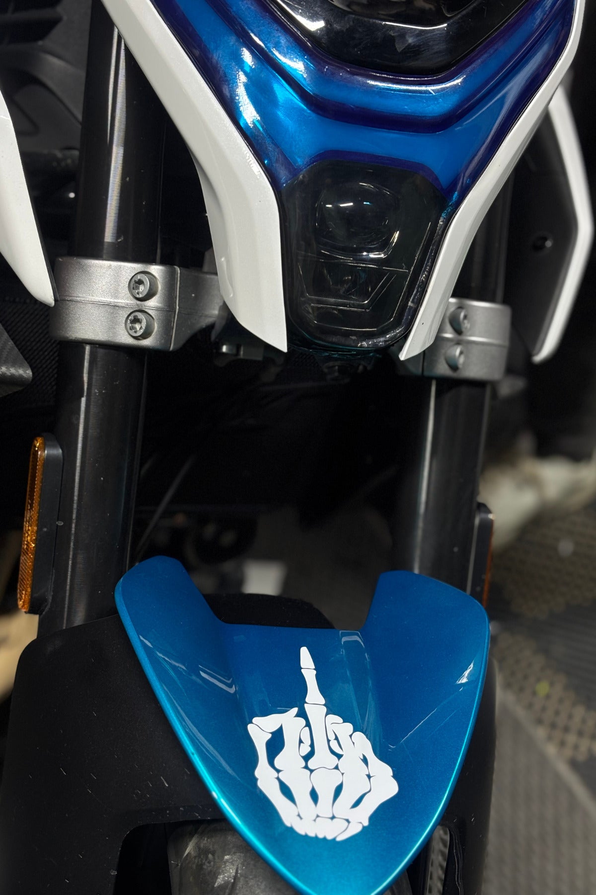 Motosiklet ve Kask için Kemikli Beyaz Orta Parmak Sticker Etiket (12 CM)