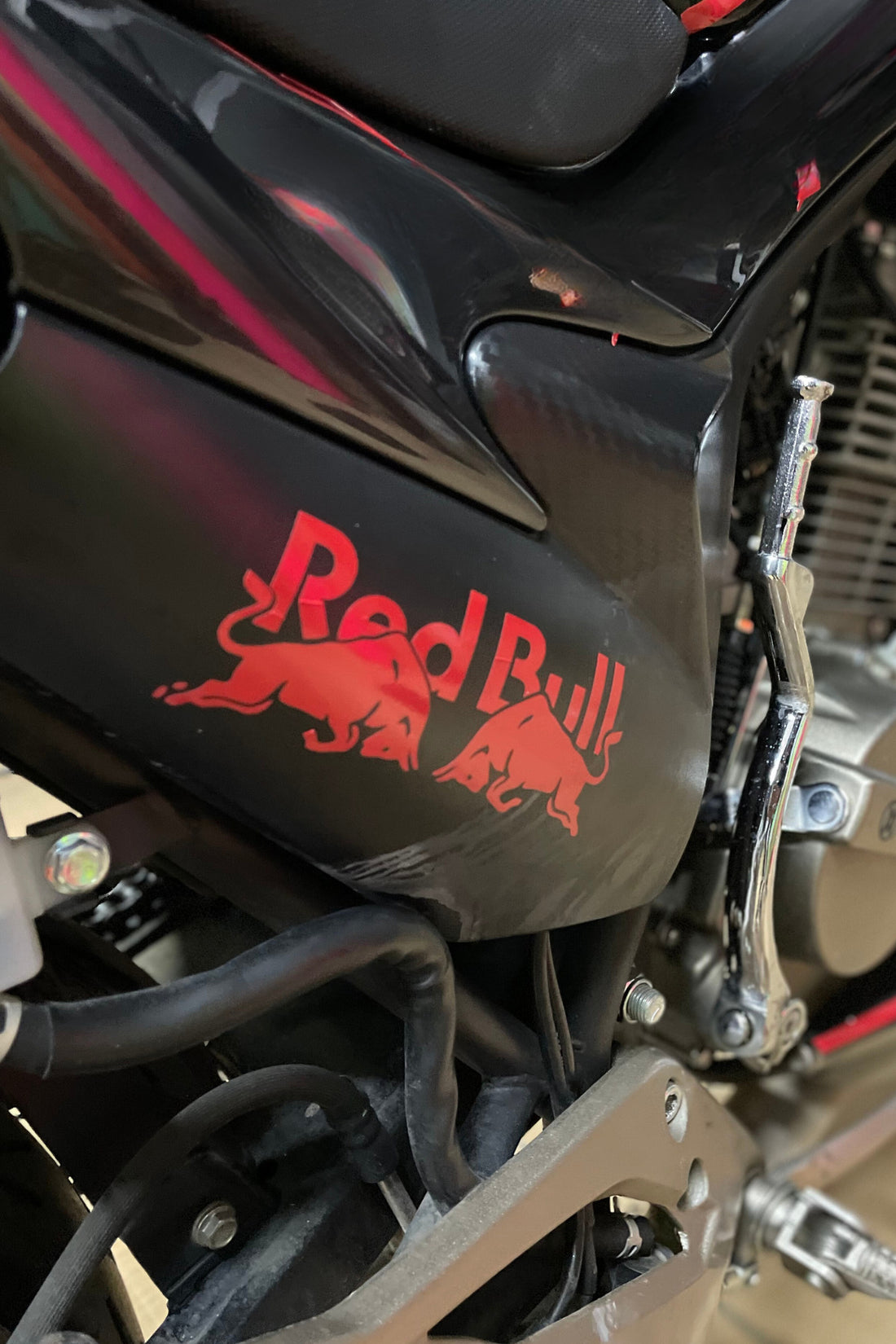 Motor ve Kask için Kırmızı Boğa Enerji Sticker Etiket 15CMx6CM (1 Adet)