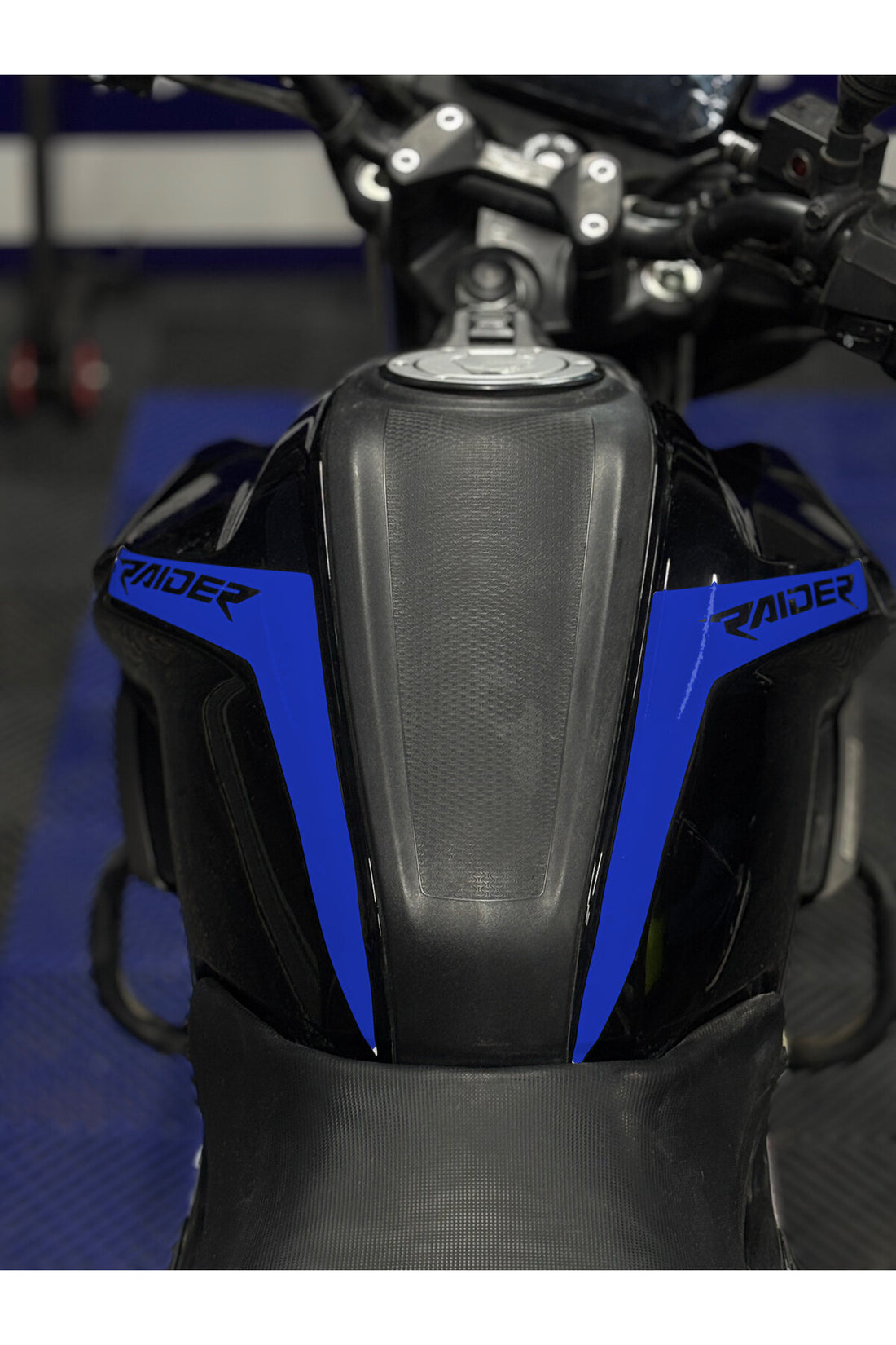 TVS Raider 125 için Raider Yazılı Depo Kordon sticker Etiket (Sağ ve Sol)