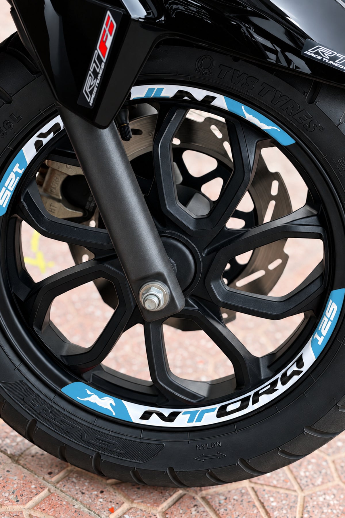 TVS Ntorq 125 için Baskılı Jant Şeridi Sticker Seti (Ön-Arka Tam Yeterli)