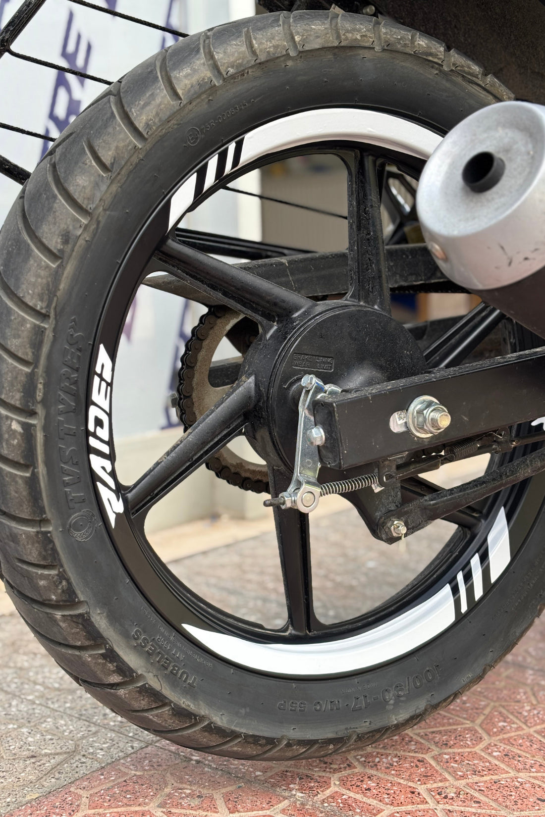 TVS Raider için Beyaz Renk Kalın Şeritli Jant Şeridi Sticker Seti (Toplam 16 Parça)