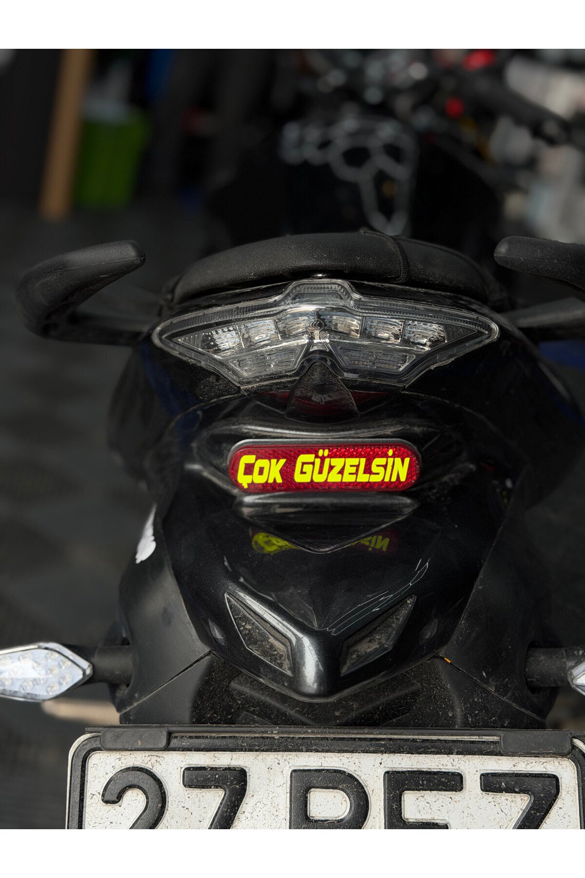 Motosiklet Kedigözü için Çok Güzelsin Düz Yazı Sticker Etiket ( 8CMx2CM)