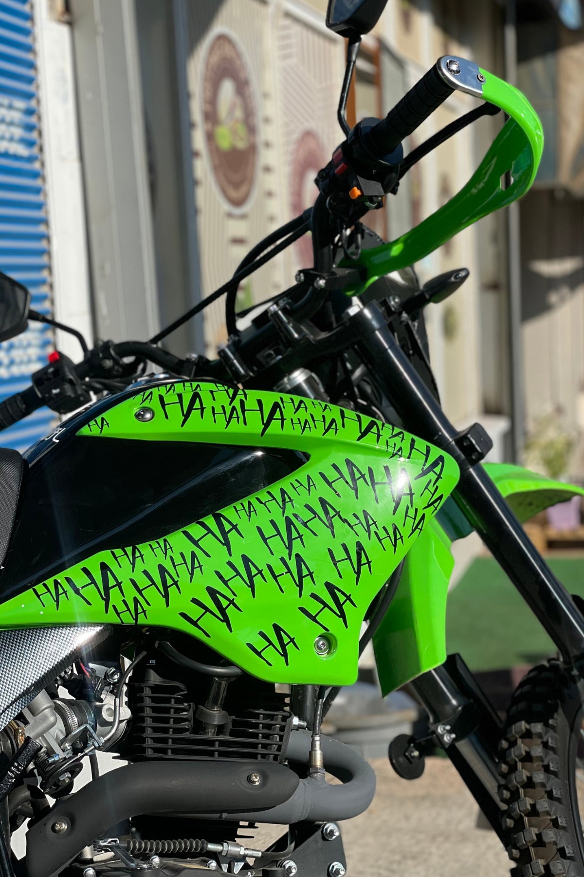 Motor-Araba-Kask için Dekoratif Parlak Siyah Hahaha Sticker Etiket 15X30CM (32 Adet Ha Yazısı)