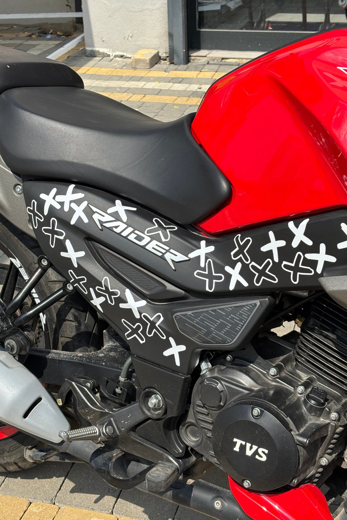 Motor ve Kask için Beyaz Renk XXX Sticker Seti (24 Adet)