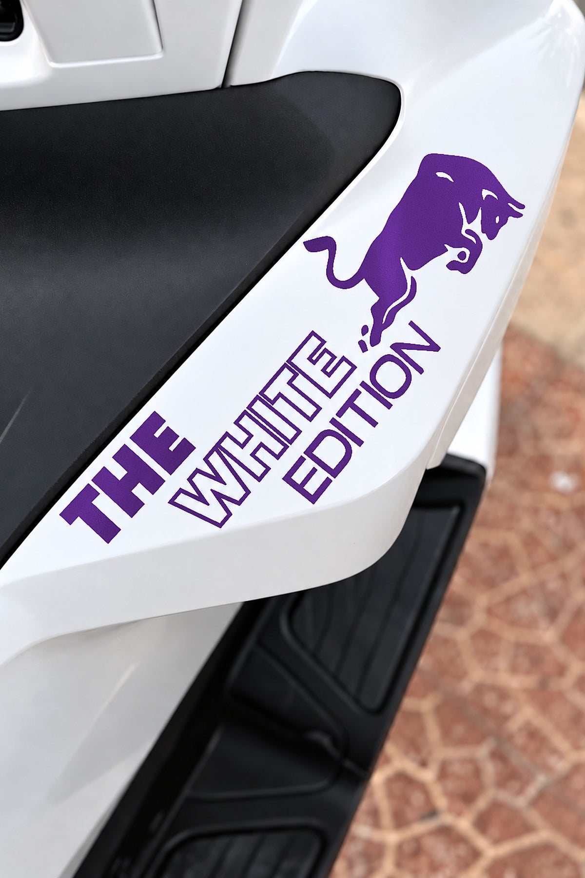 Honda PCX için The White Edition Boğa Enerji Sticker Etiket (1 Adet)