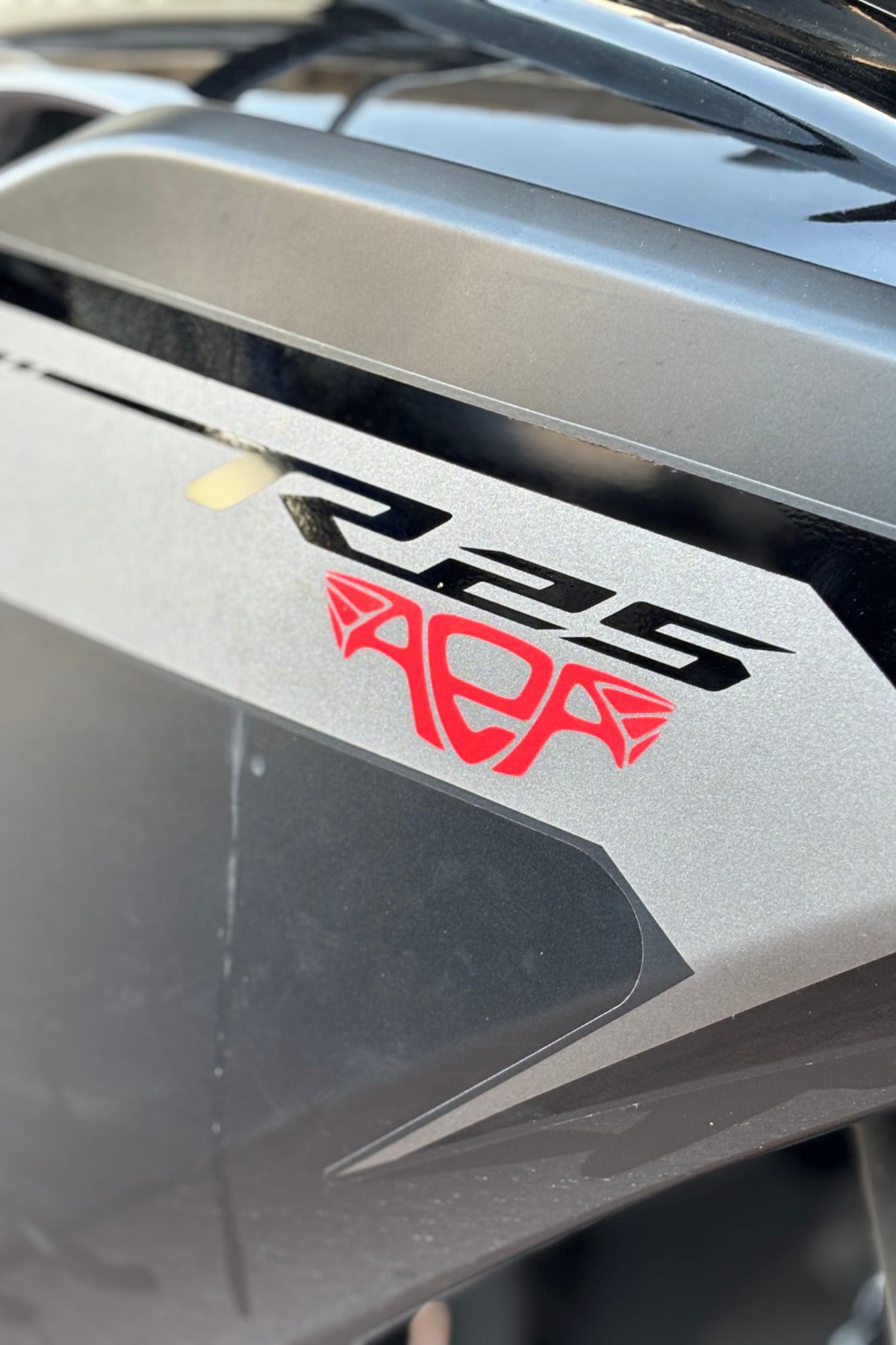 Motor ve Kask için Kırmızı Renk AEA Altın Elbiseli Adam Sticker (8CM)