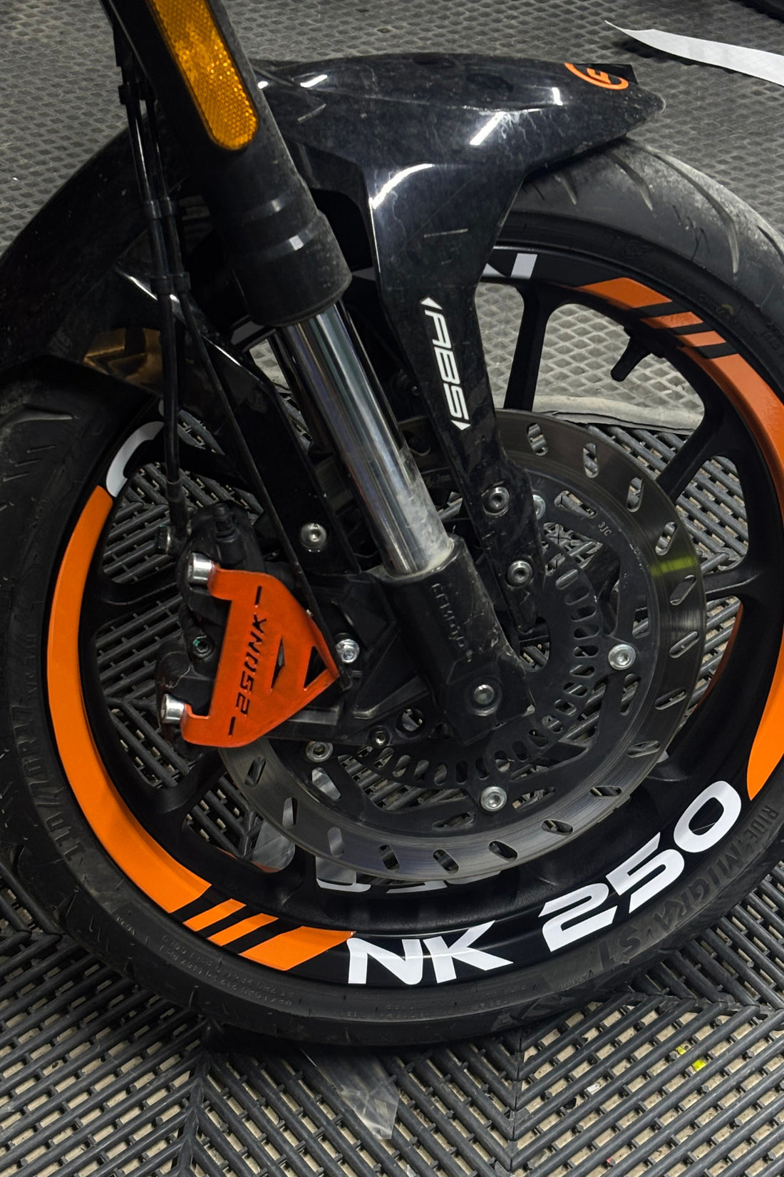 CFMOTO NK250 için Turuncu Beyaz Kalın Kesikli Yazılı Jant Şeridi Sticker Seti (16 Parça)