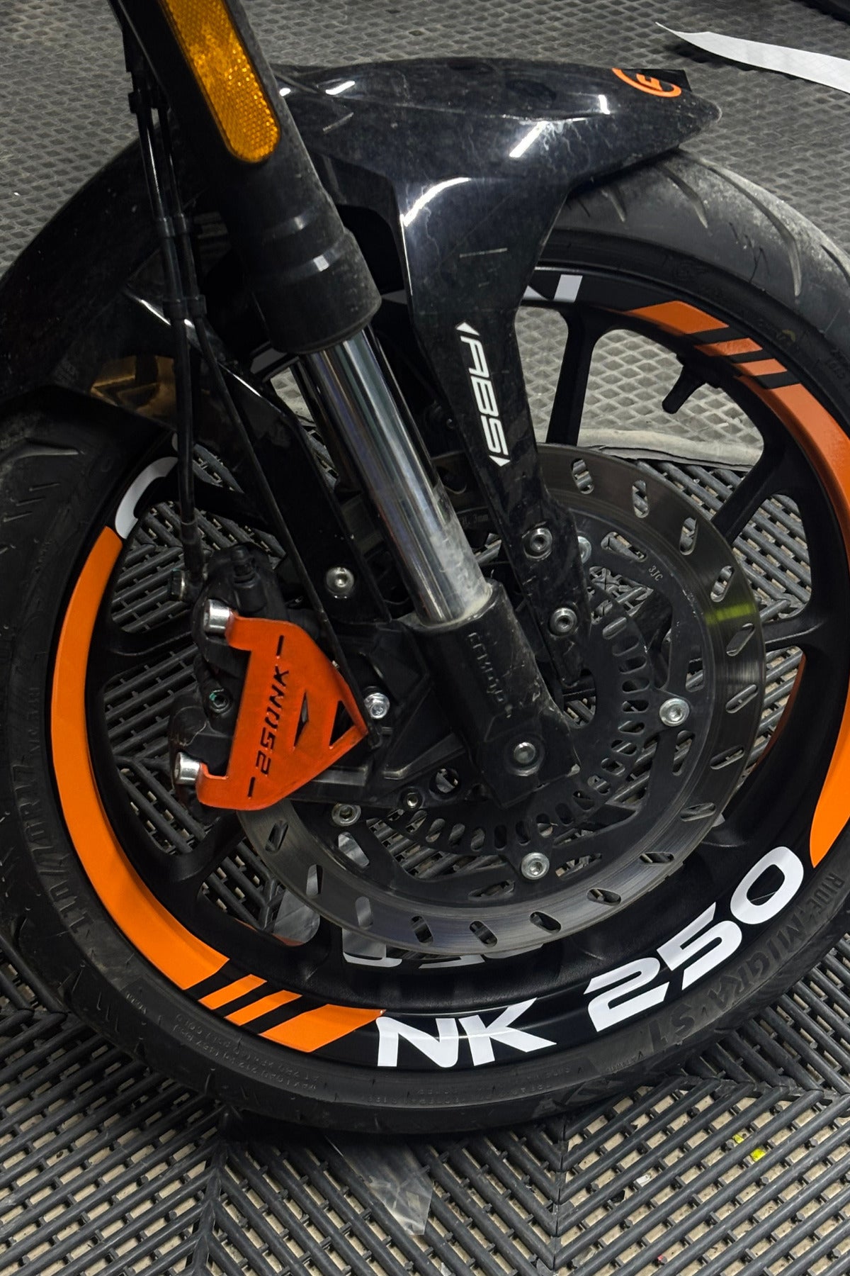 CFMOTO NK250 için Turuncu Beyaz Kalın Kesikli Yazılı Jant Şeridi Sticker Seti (16 Parça)