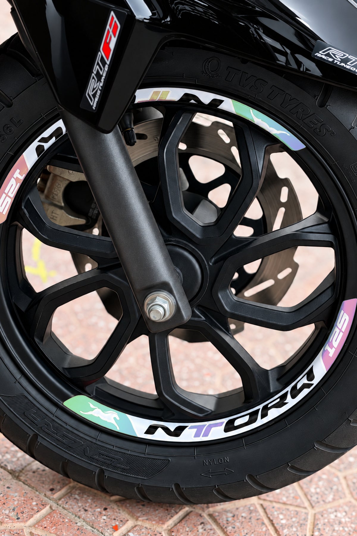 TVS Ntorq 125 için Baskılı Jant Şeridi Sticker Seti (Ön-Arka Tam Yeterli)