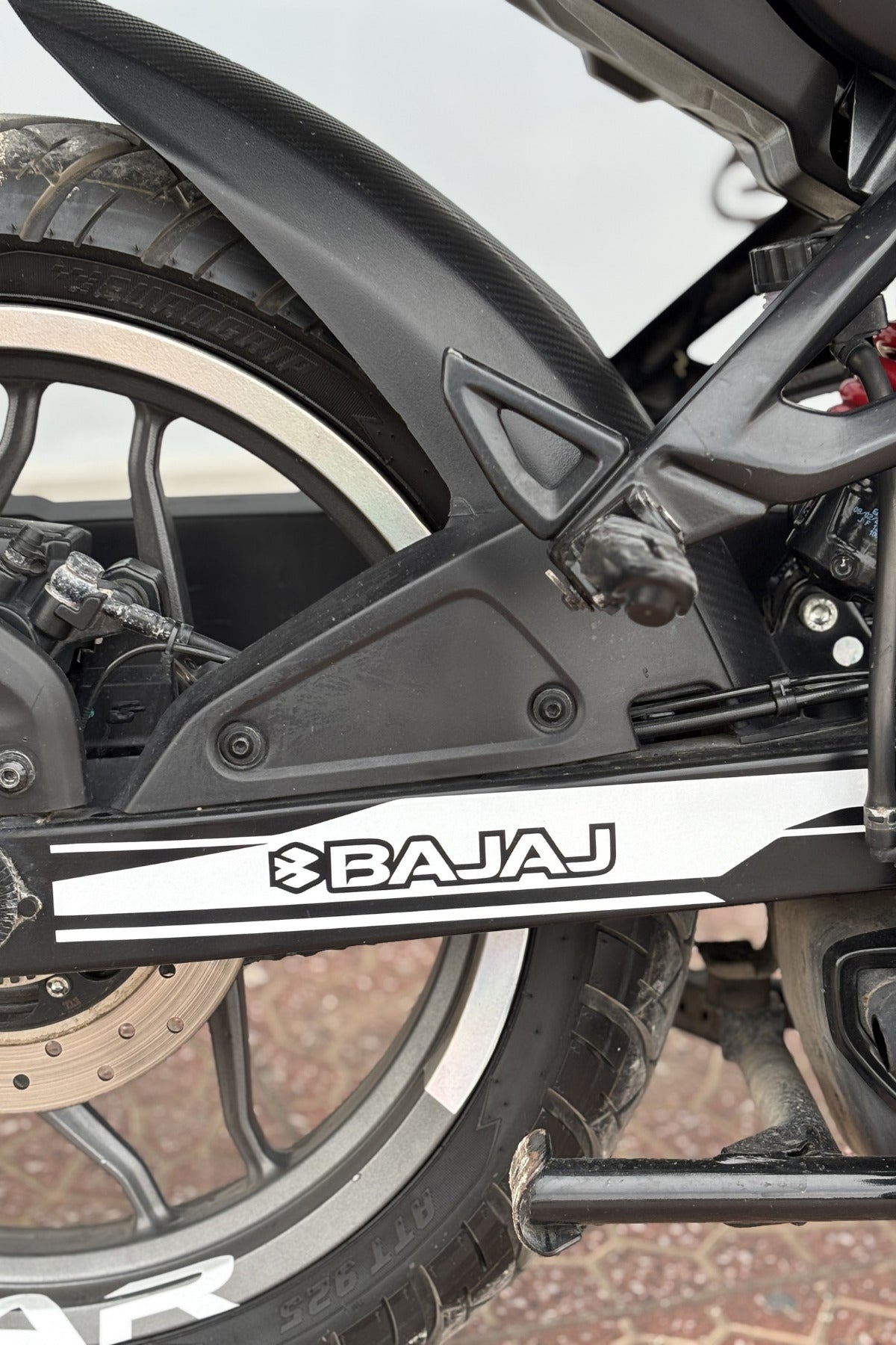 Bajaj Motor Grubu için Yan Maşaya Uygun Bajaj Yazılı Kaplama Sticker (33CMx5CM) (1 Adet)