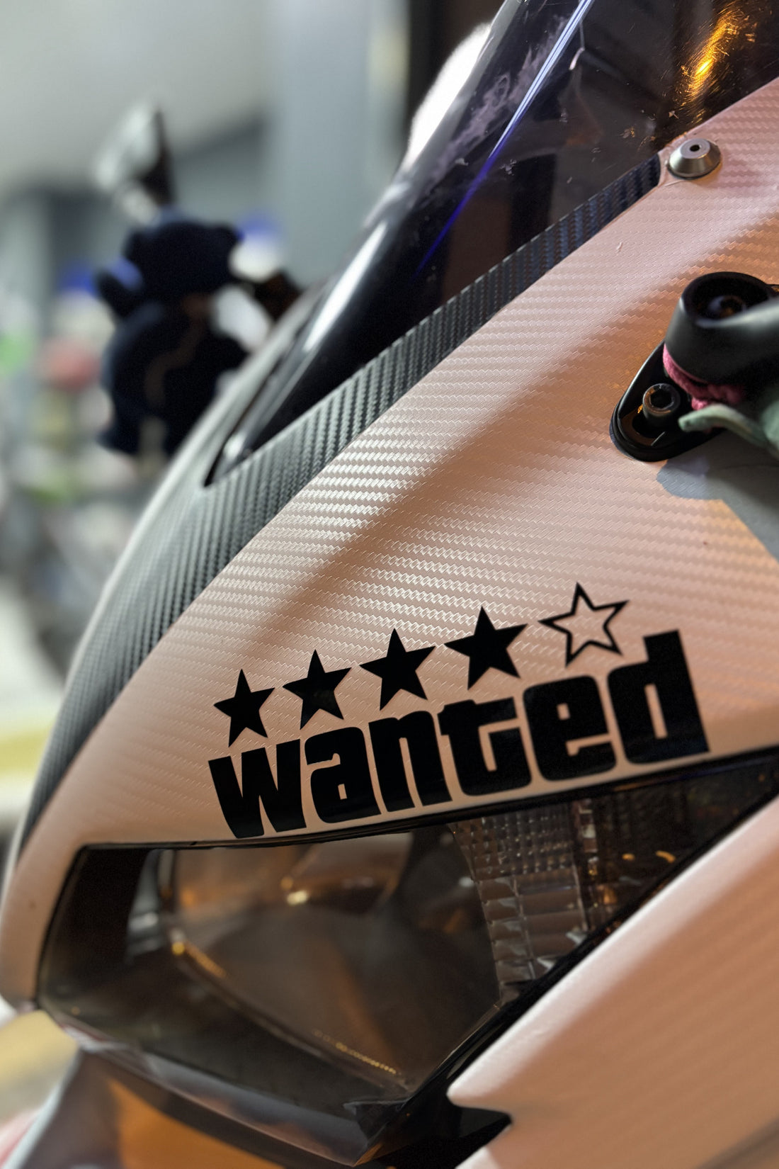 Motor-Araba-Kask için Siyah Renk Yıldızlı Wanted Sticker Etiket (1 Adet)