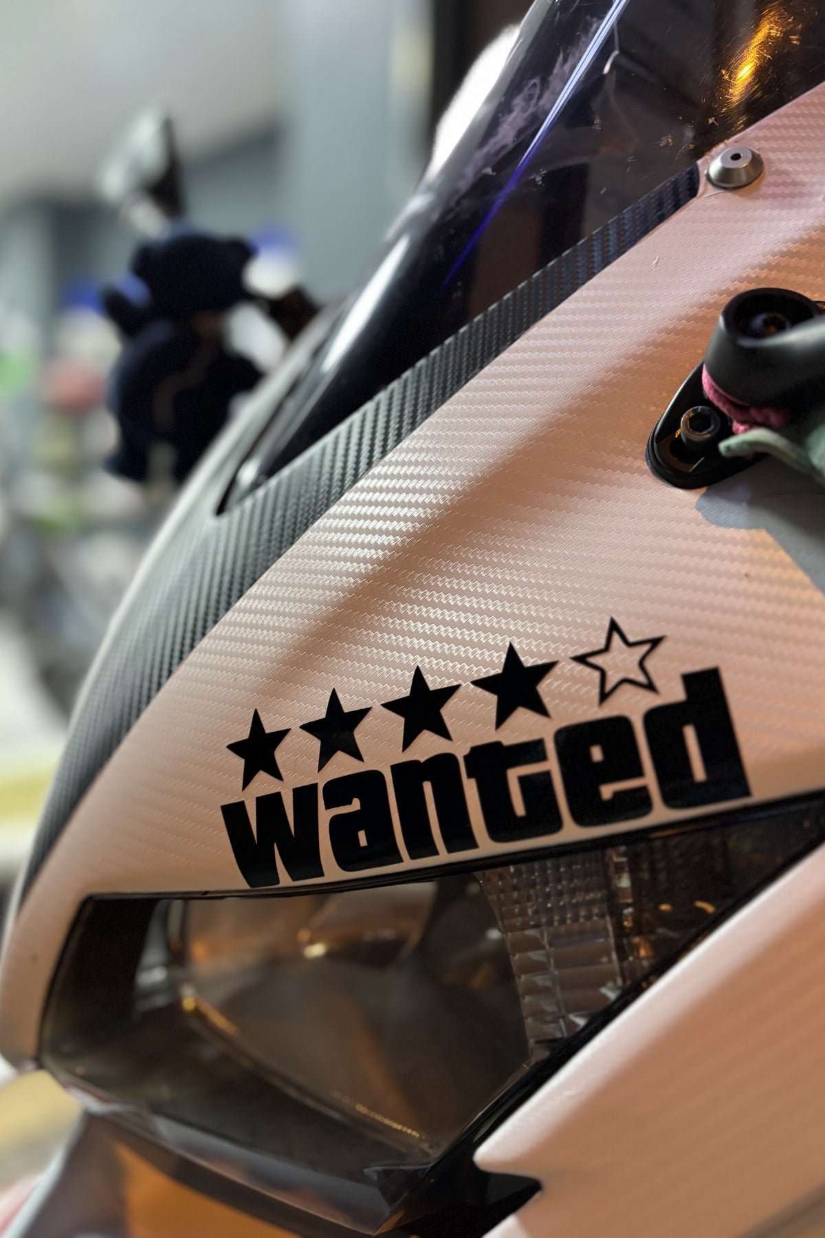 Motor-Araba-Kask için Siyah Renk Yıldızlı Wanted Sticker Etiket (1 Adet)