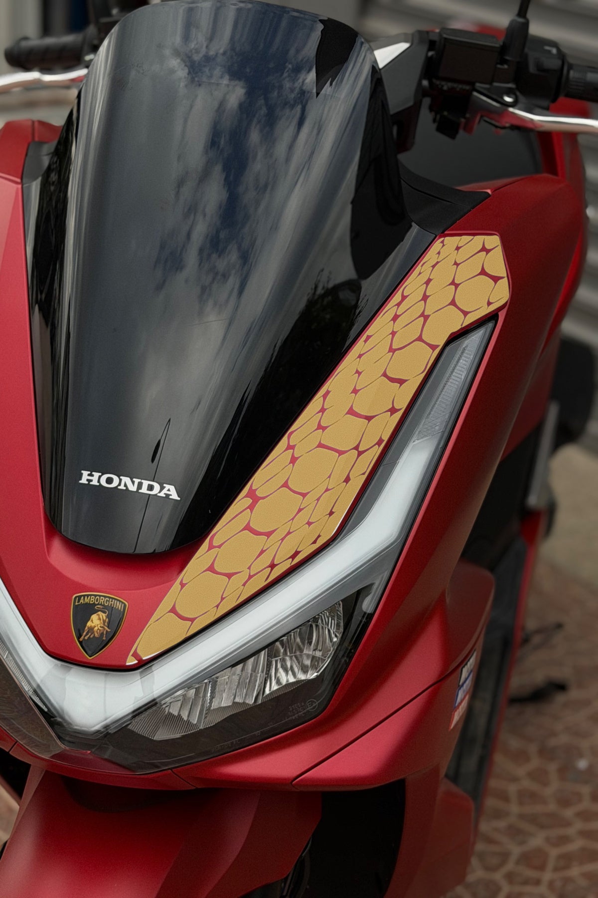 Honda PCX Deluxe için Yeni Kasa 2025-2026 Uyumlu Far Üstü Yılan Pulu Desen Sticker
