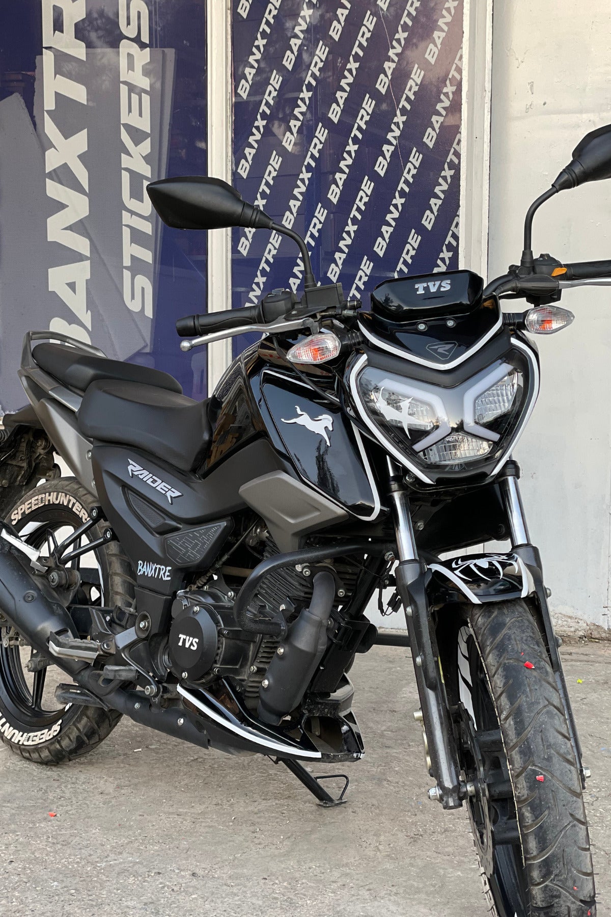 TVS Raider 125 için Parlak Beyaz 17 Parça Sticker Etiket Seti