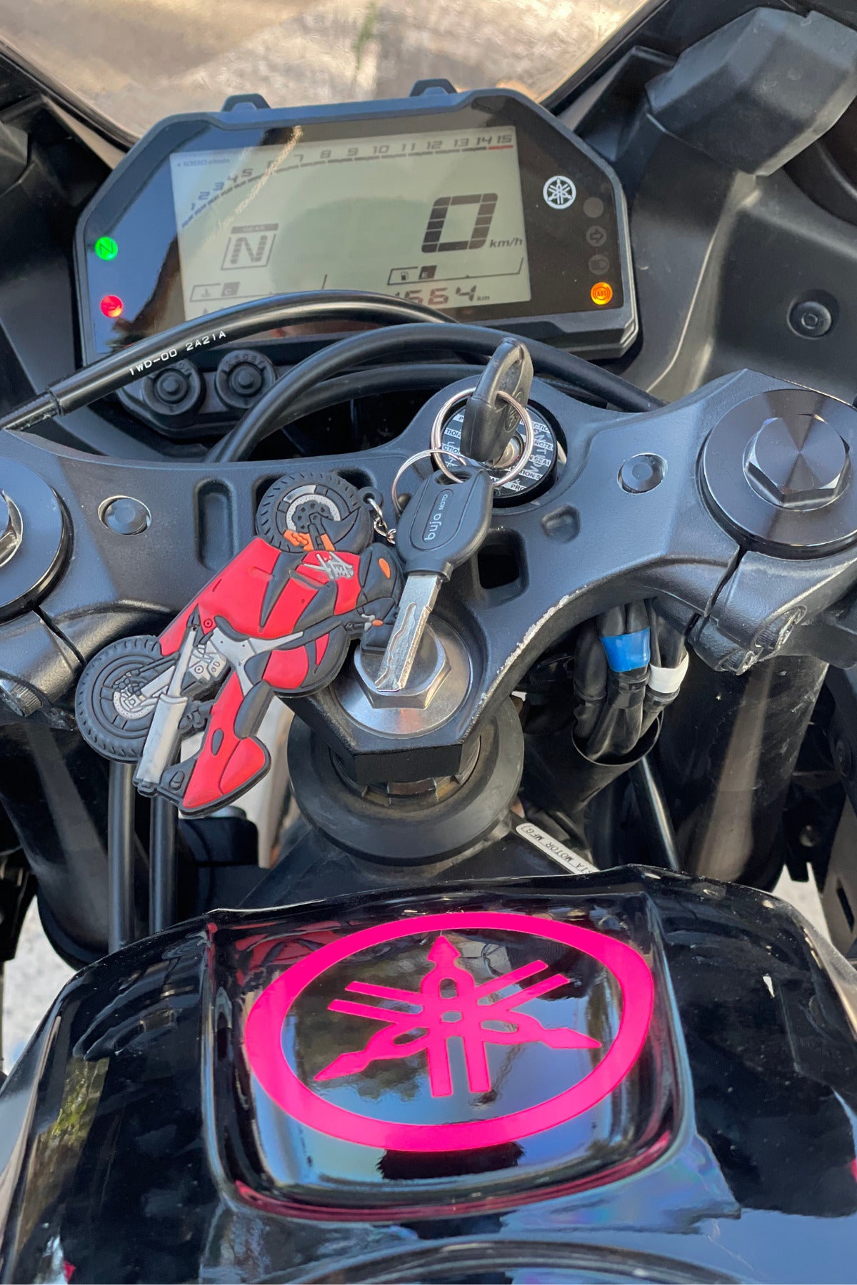 Motor ve Kask için Neon Pembe Yamaha Logo Sticker Etiket 10CMx10CM (1 Adet)