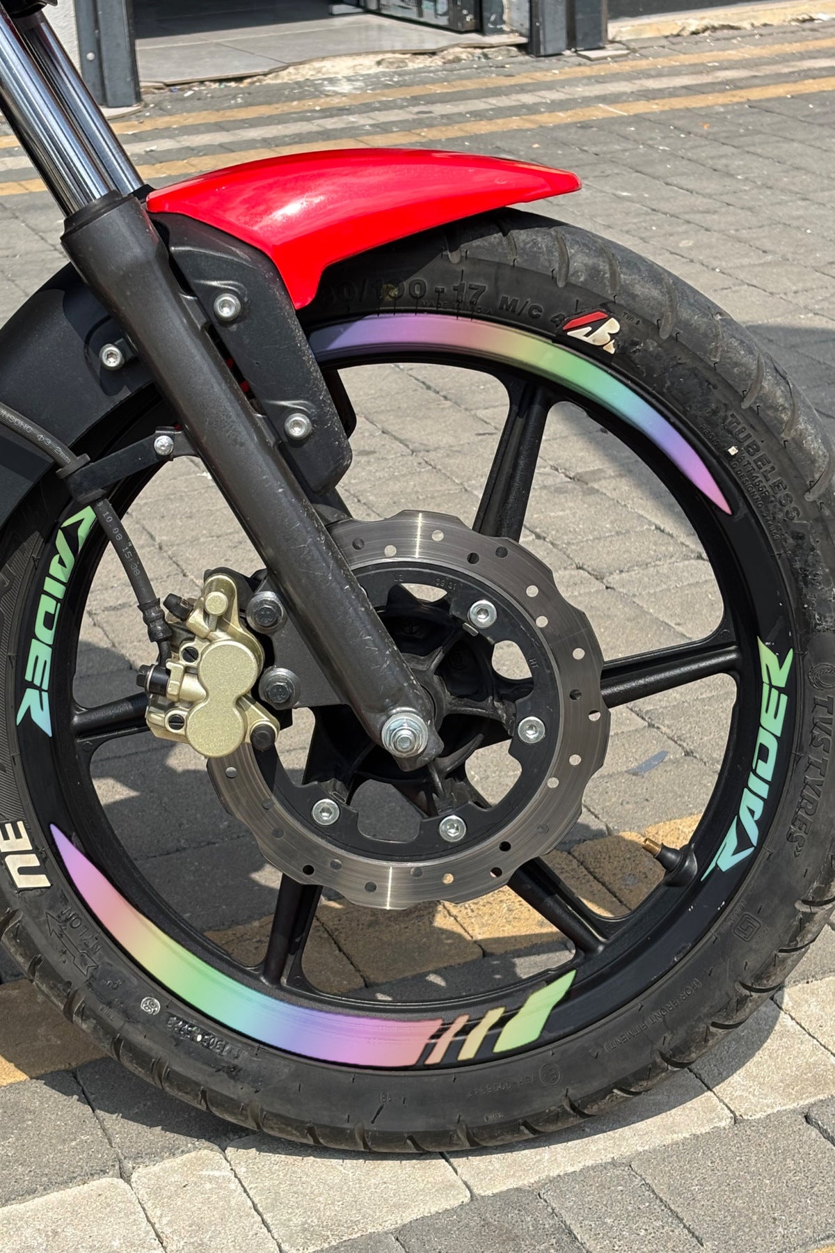 TVS Raider 125 için Kalın Kesikli + Raider Yazılı Jant Şeridi (Ön-Arka-Sağ-Sol)