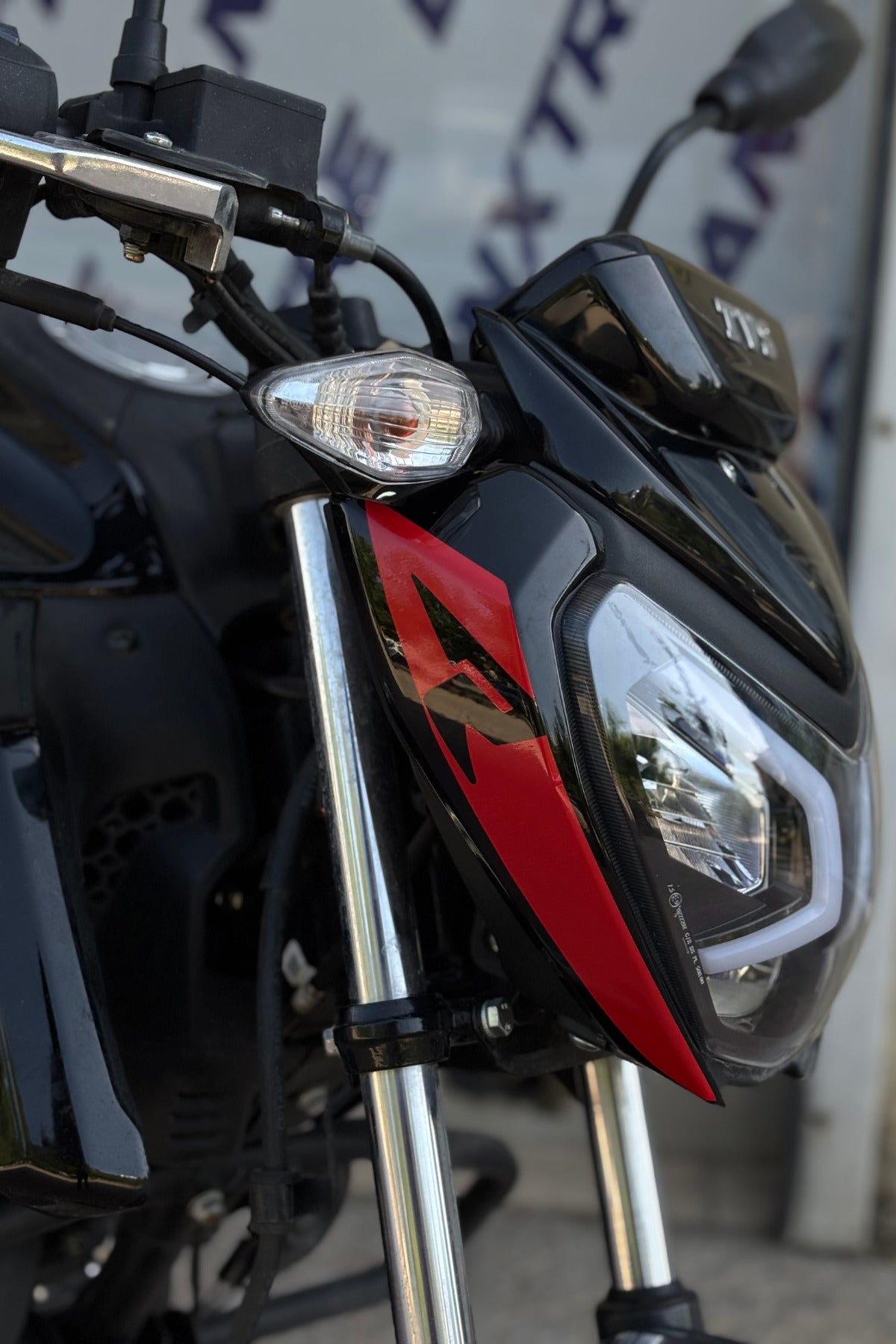 TVS Raider için R Logolu Far Kaşı Detay Sticker (2 Adet)