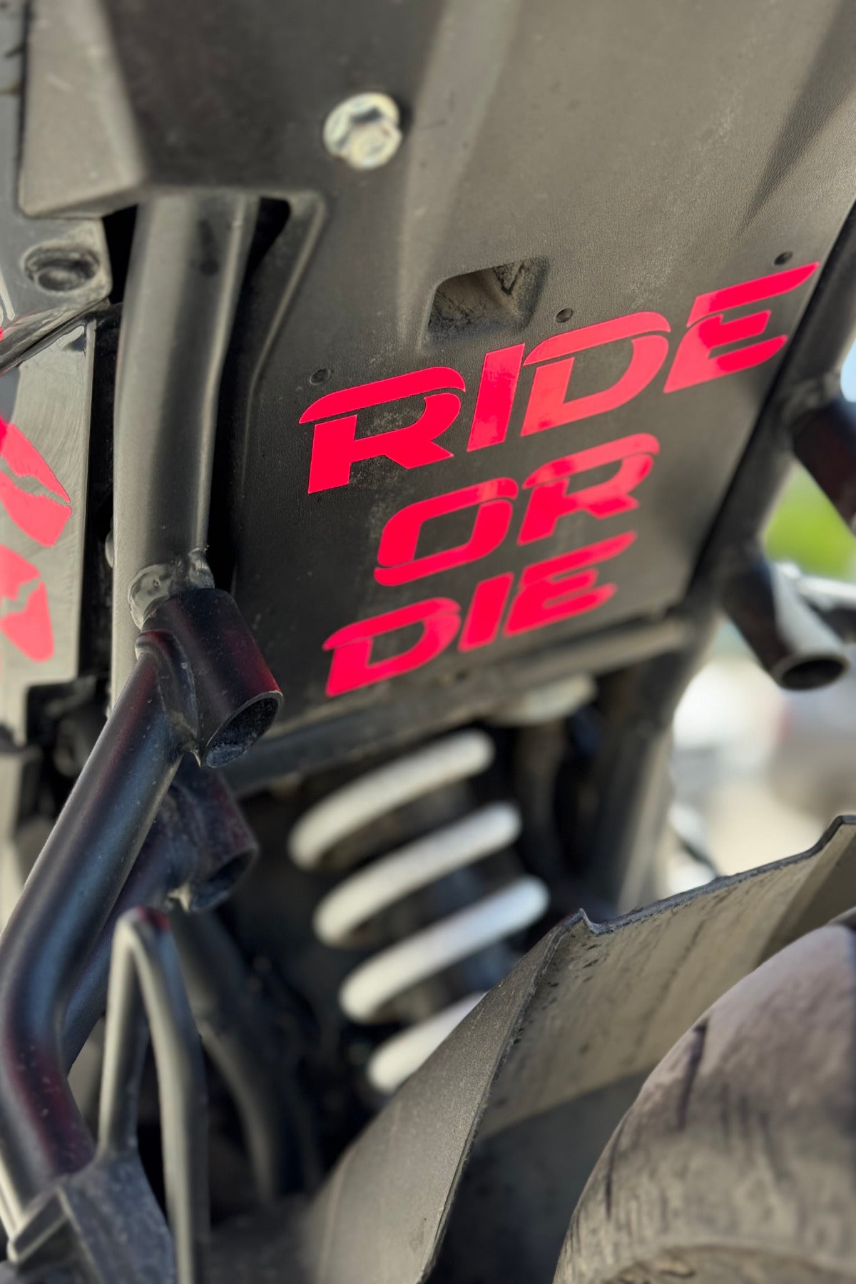 Motor ve Kask için Ride or Die Neon Pembe Sticker (1 Adet)