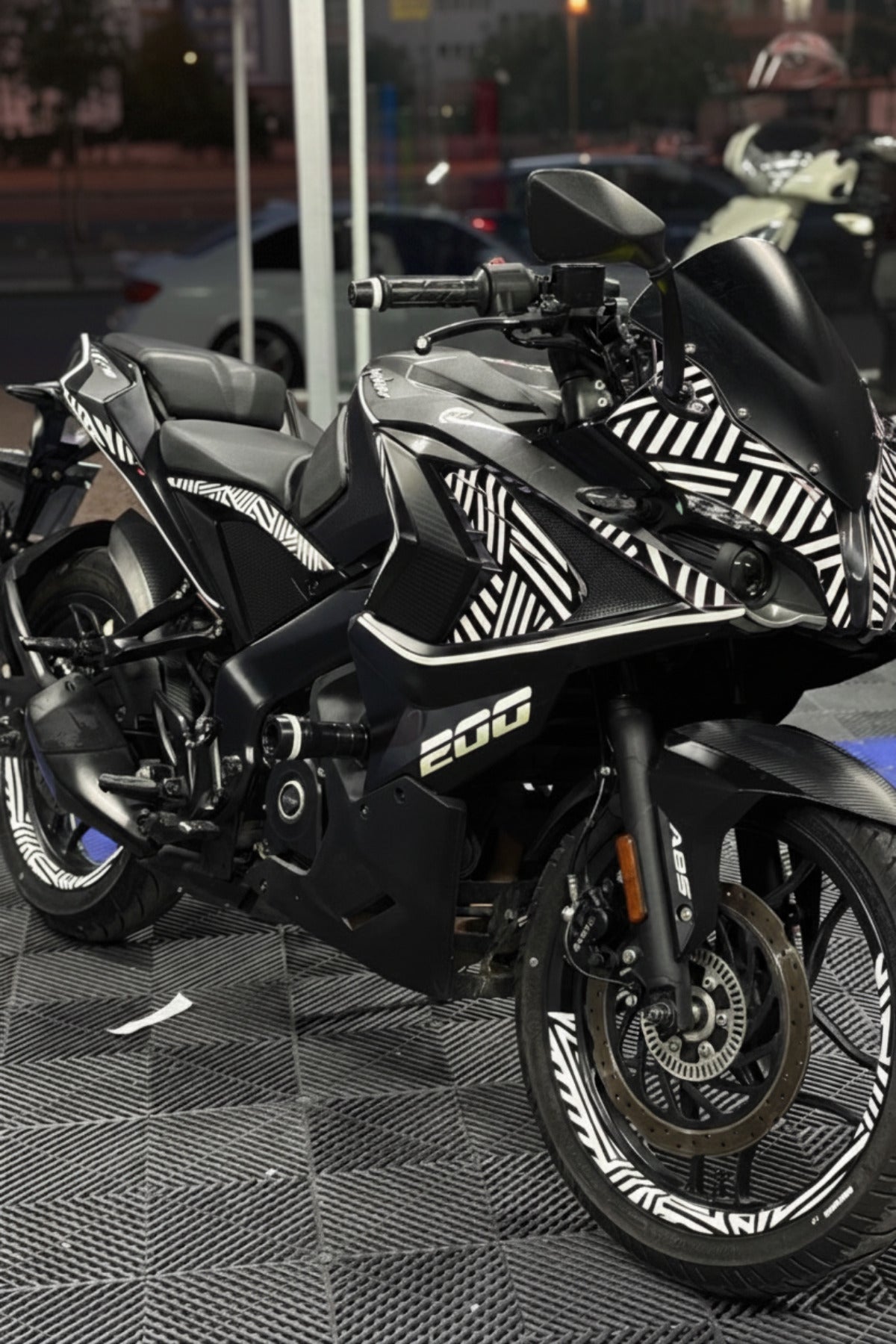 Bajaj Pulsar RS200 için Komple Baskılı Sticker Seti